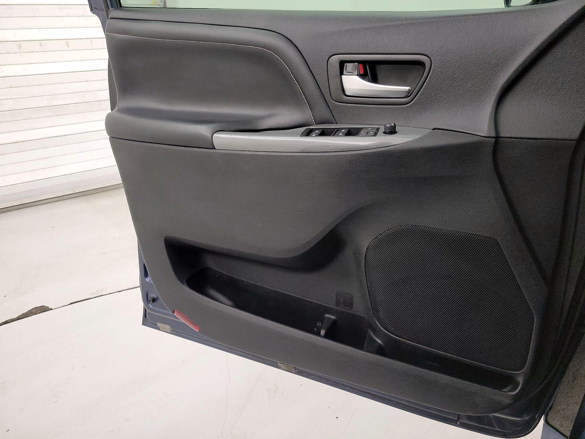 Thumbnail: 2020 Toyota Sienna - 12