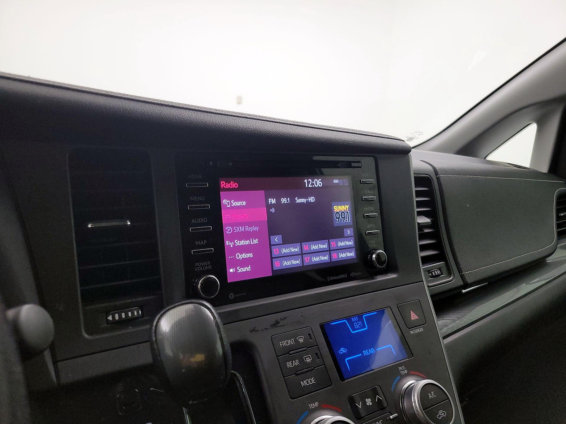 Thumbnail: 2020 Toyota Sienna - 15