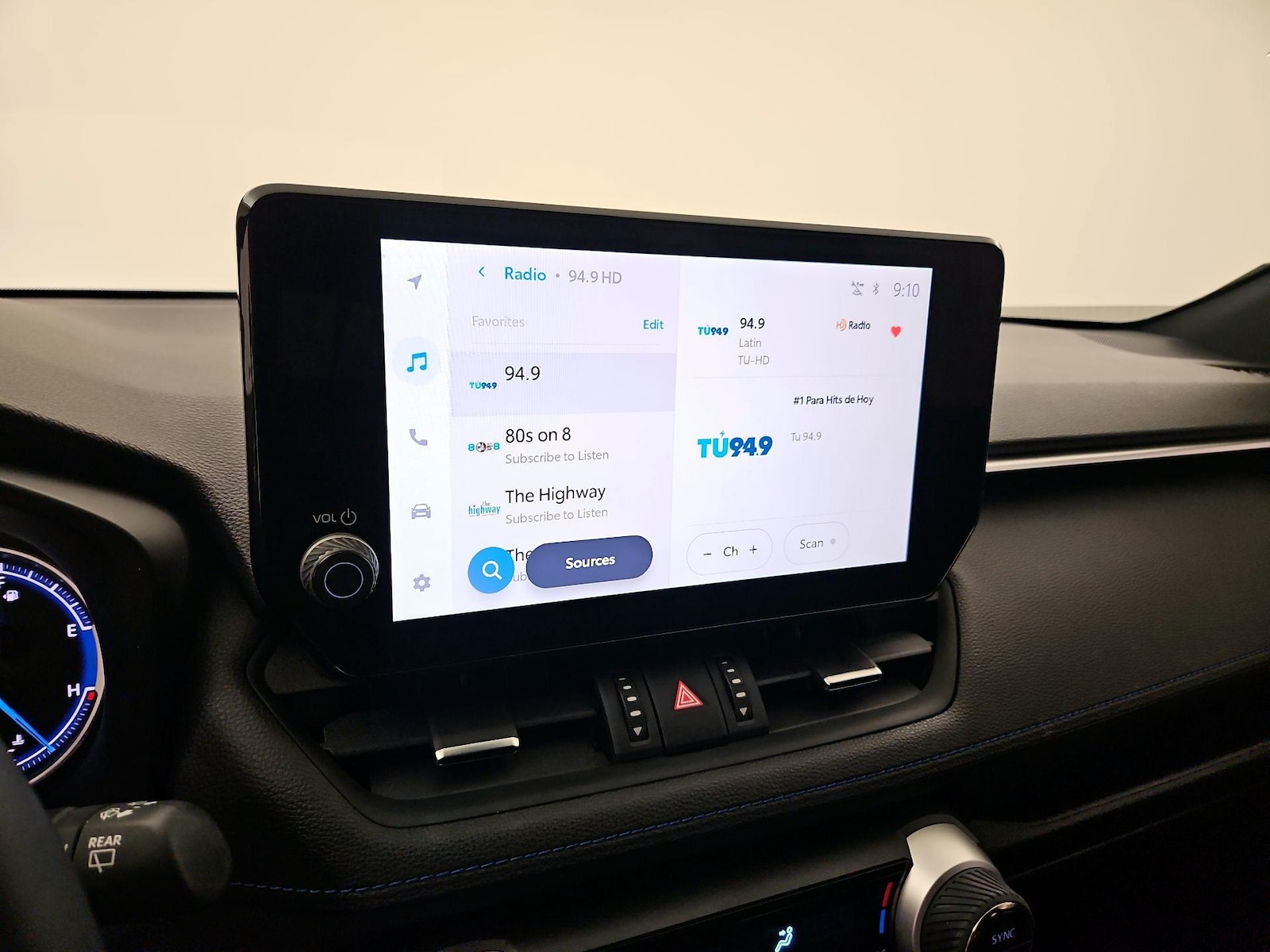 2025 Toyota RAV4 XSE - Photo 16