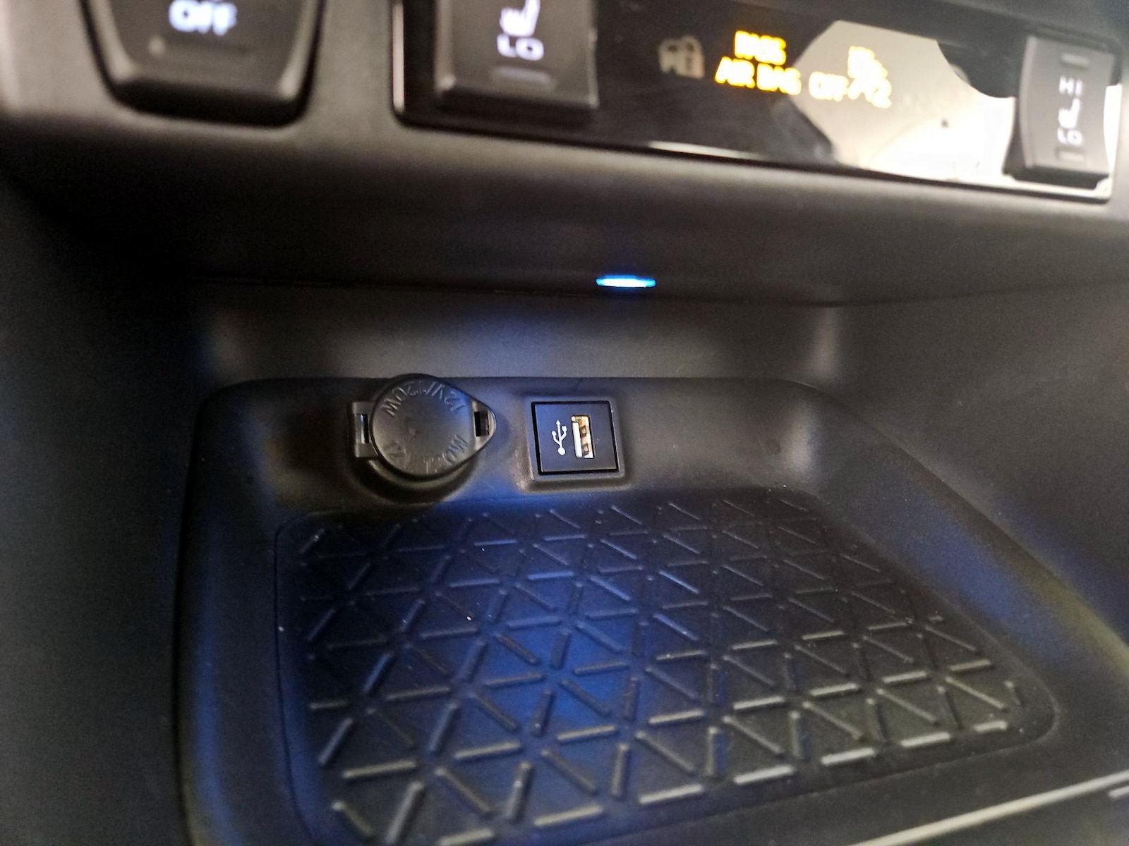 2025 Toyota RAV4 XSE - Photo 19