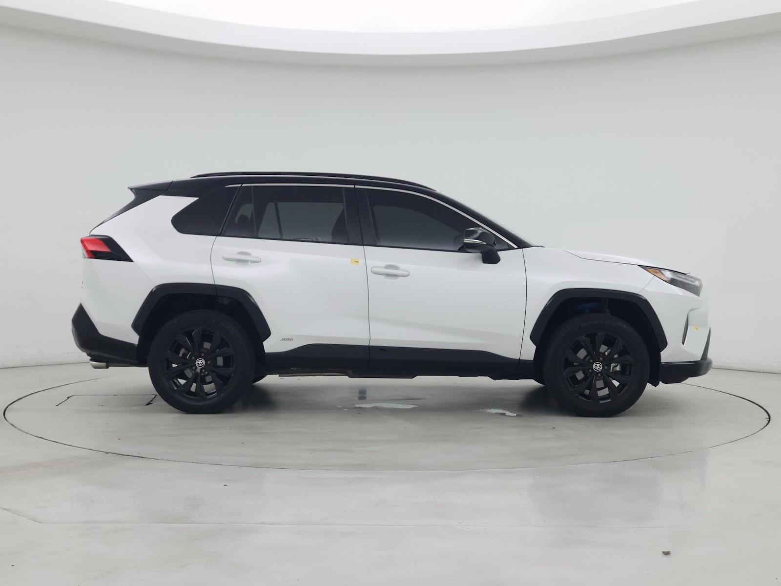 2025 Toyota RAV4 XSE - Photo 8