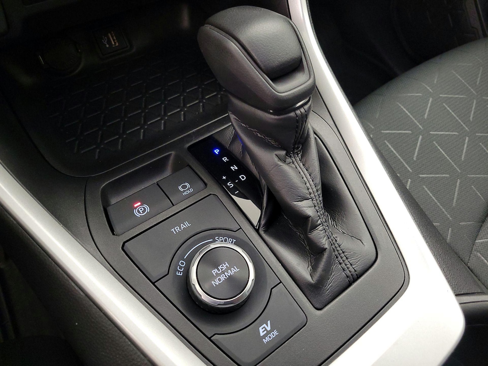 2024 Toyota RAV4 XLE - Photo 18