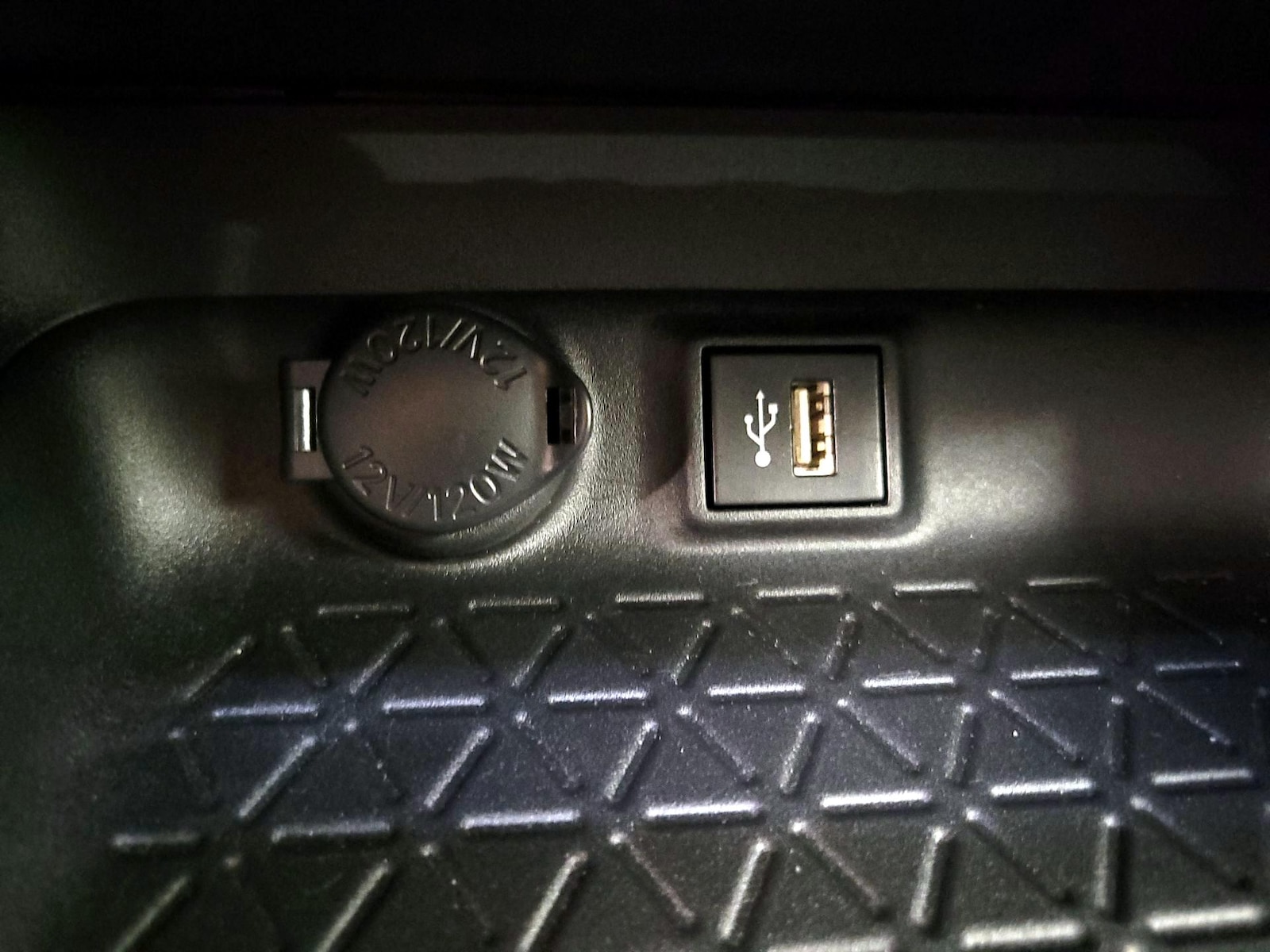 2024 Toyota RAV4 XLE - Photo 19