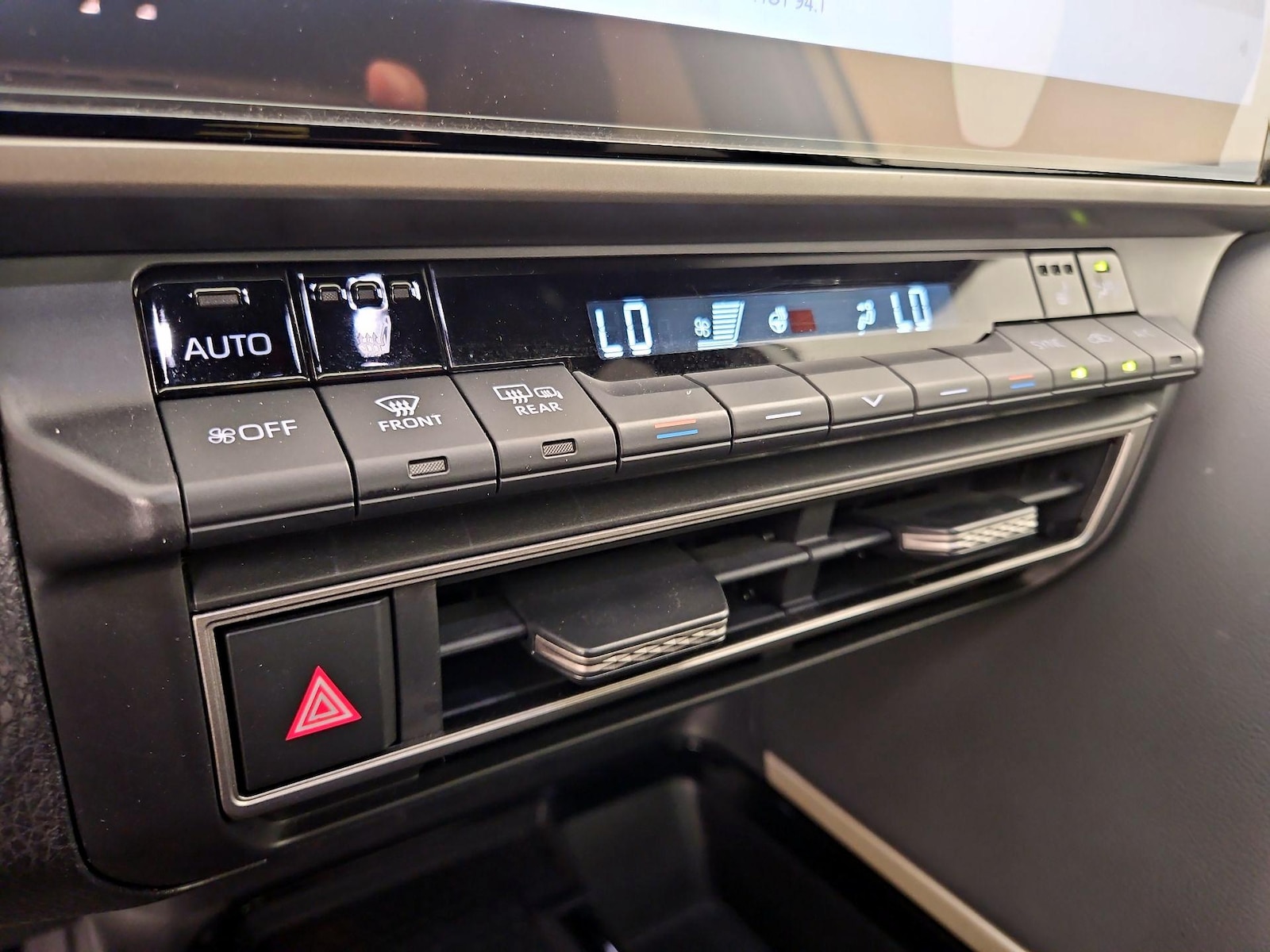 2025 Toyota Camry XSE - Photo 17
