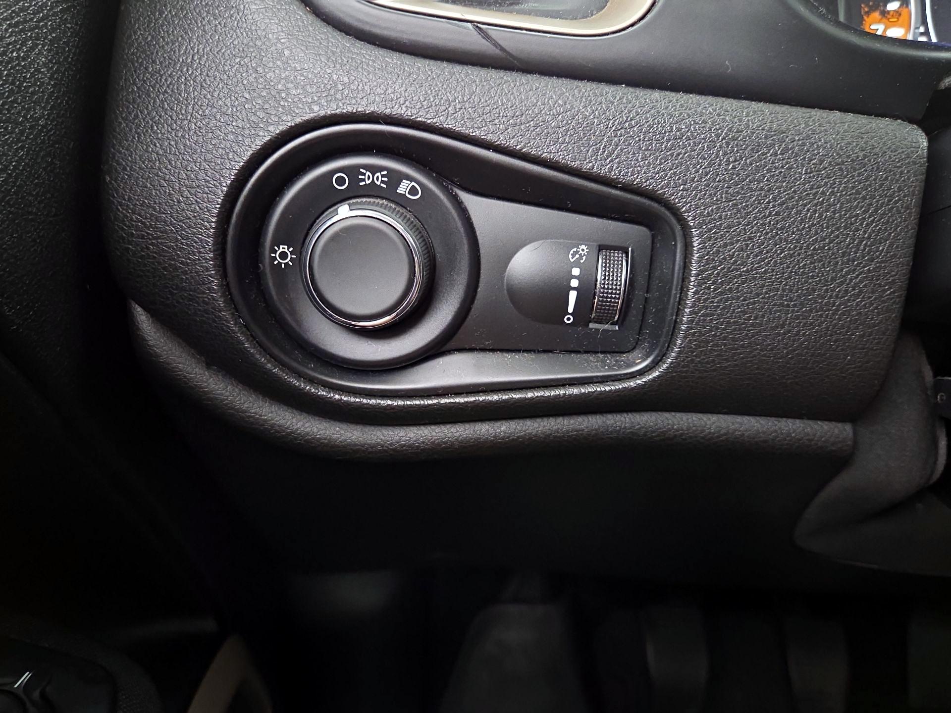 Thumbnail: 2016 Jeep Renegade - 13