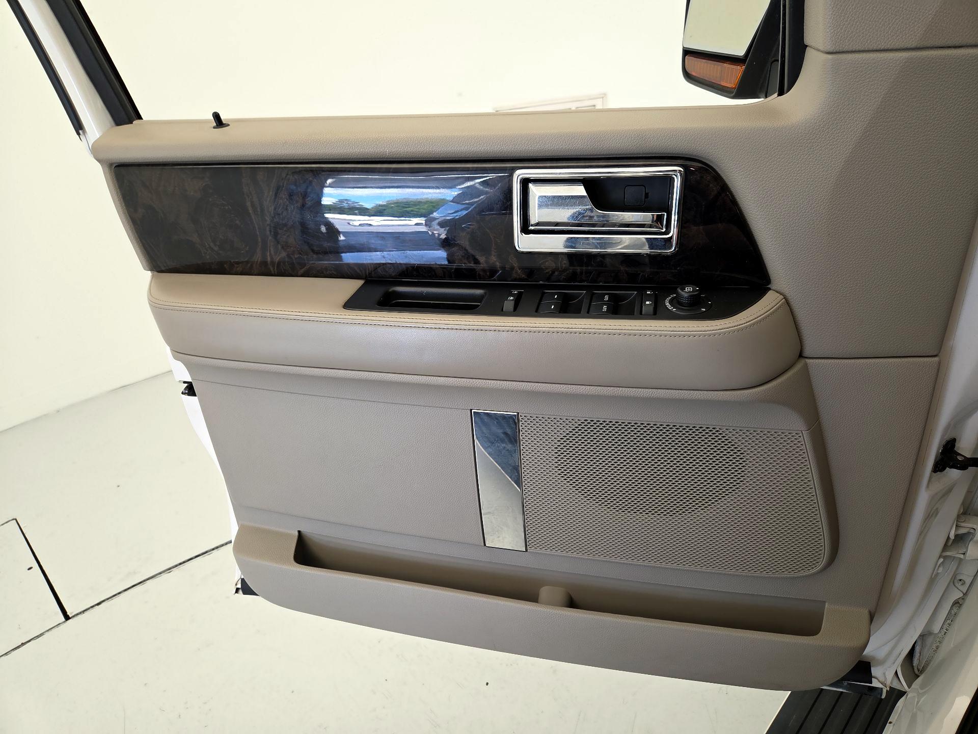 Thumbnail: 2017 Lincoln Navigator - 12