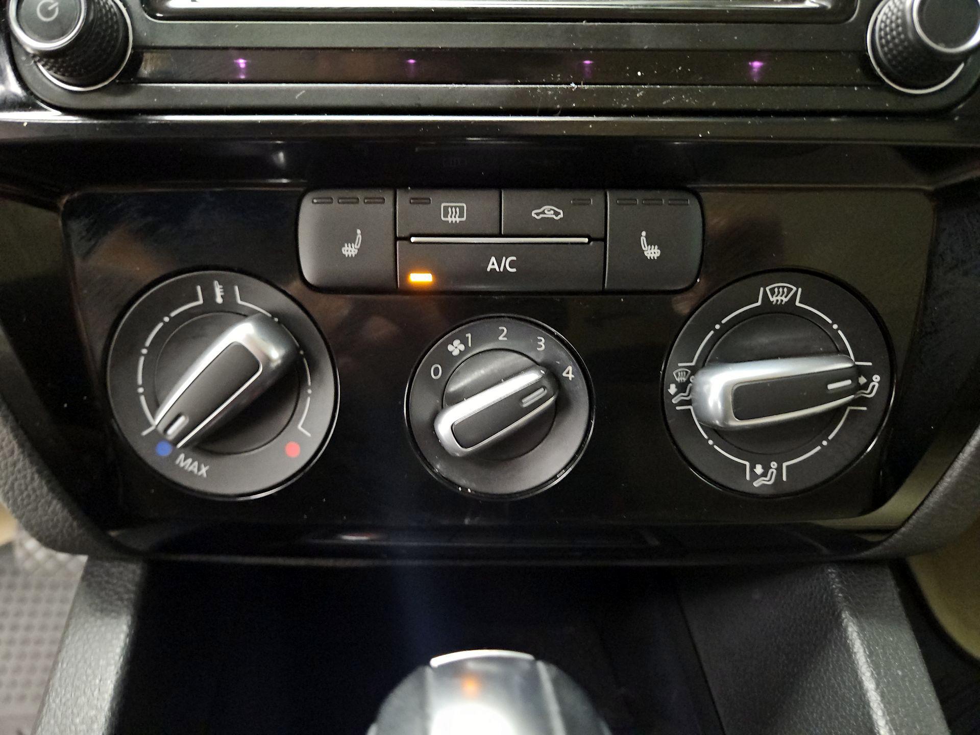 Thumbnail: 2016 Volkswagen Jetta - 16