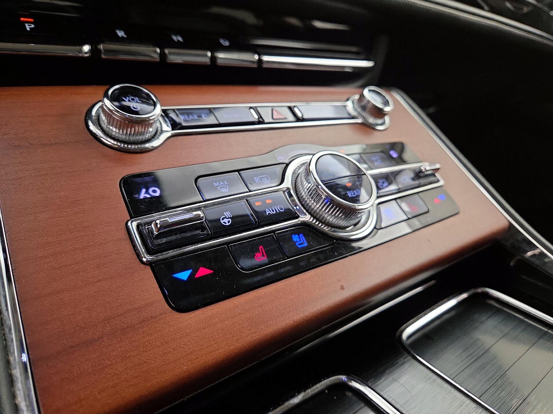 Thumbnail: 2020 Lincoln Aviator - 16