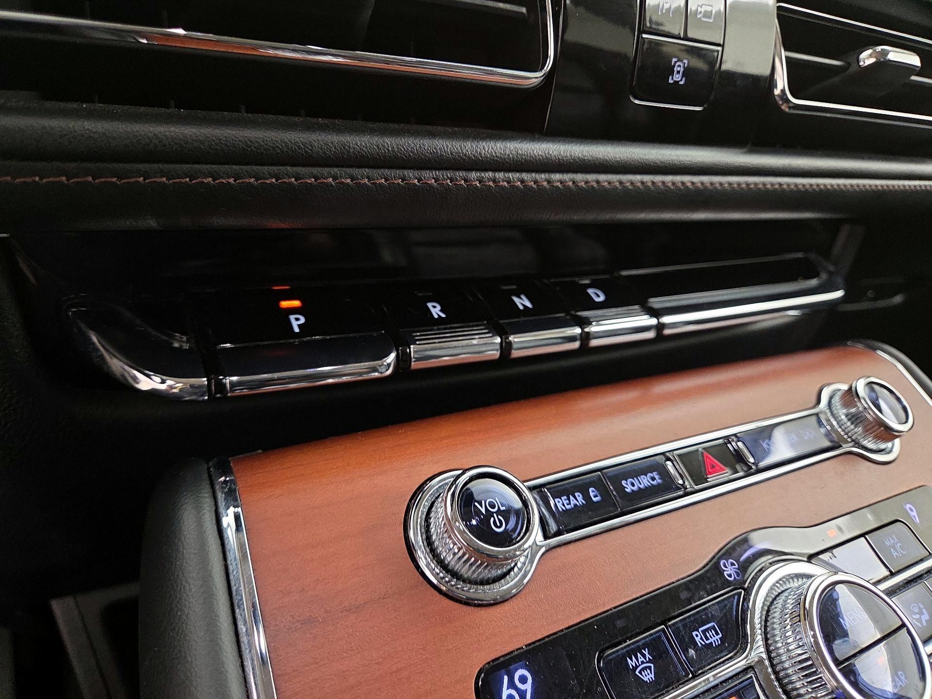 Thumbnail: 2020 Lincoln Aviator - 17