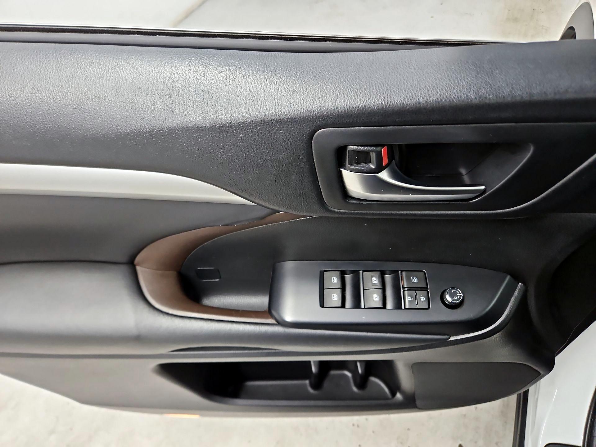Thumbnail: 2019 Toyota Highlander - 12