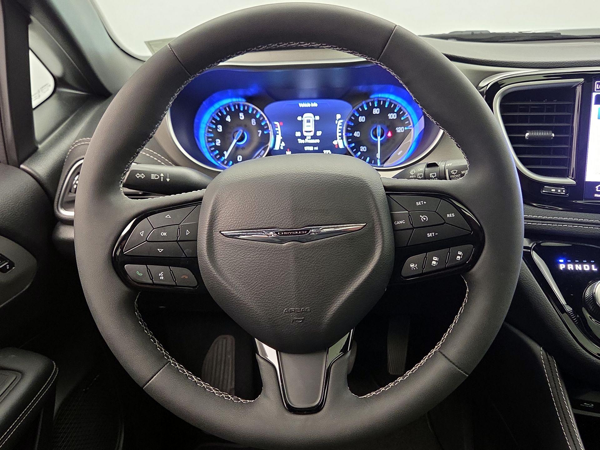 Thumbnail: 2023 Chrysler Pacifica - 10