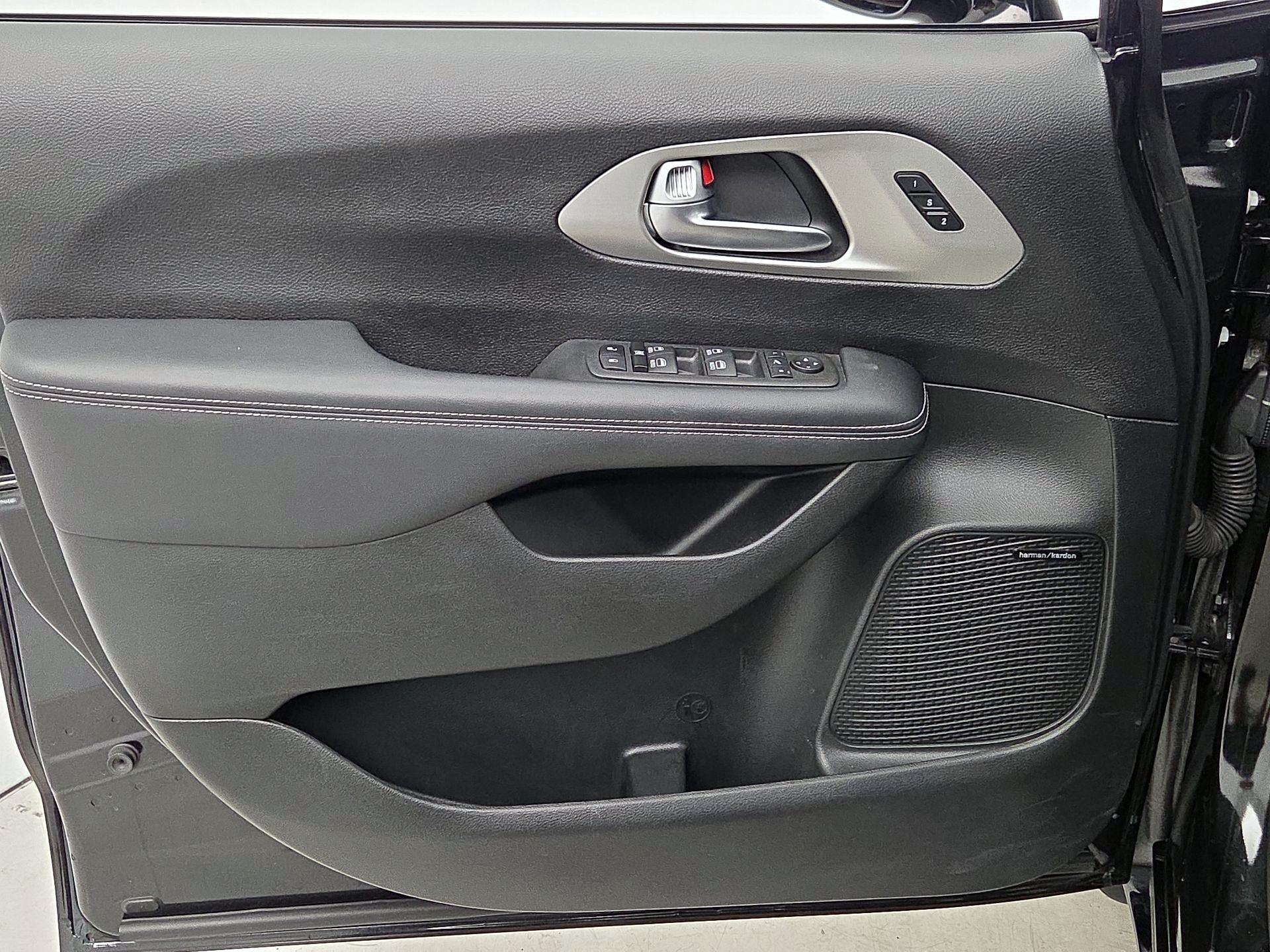 Thumbnail: 2023 Chrysler Pacifica - 12