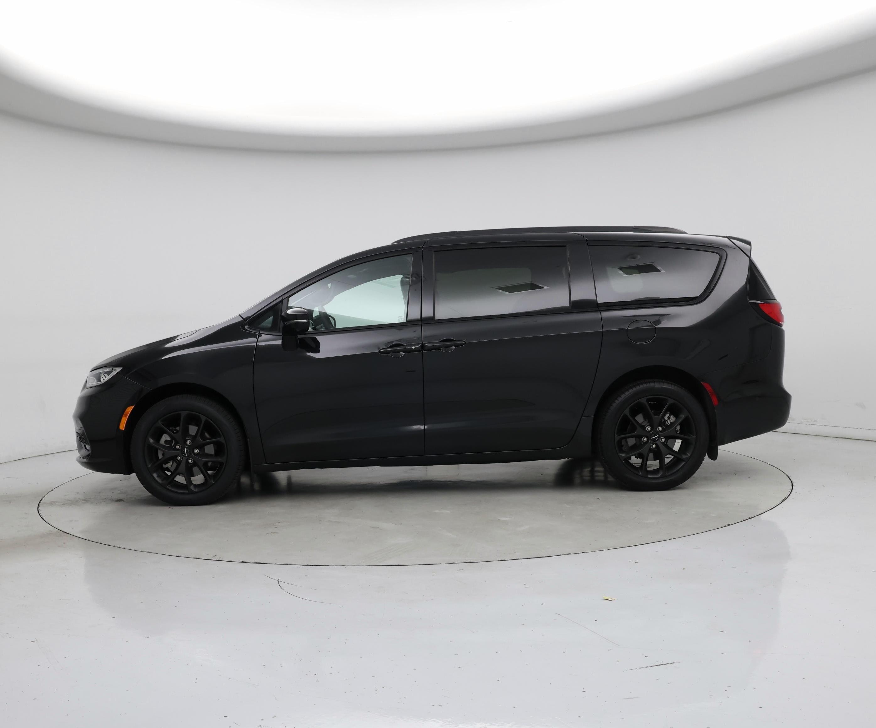 Thumbnail: 2023 Chrysler Pacifica - 3