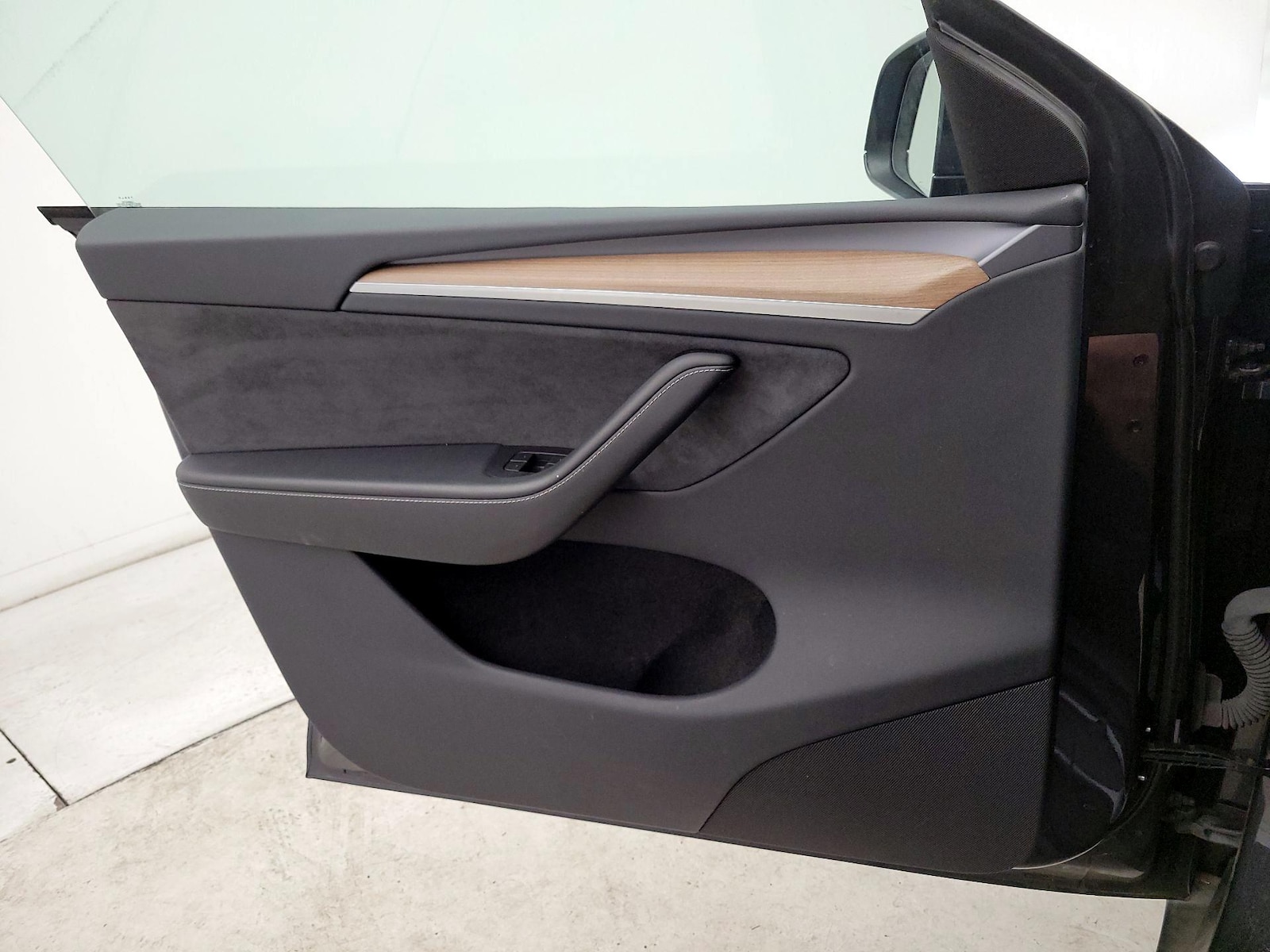 2024 Tesla Model Y Long Range - Photo 11
