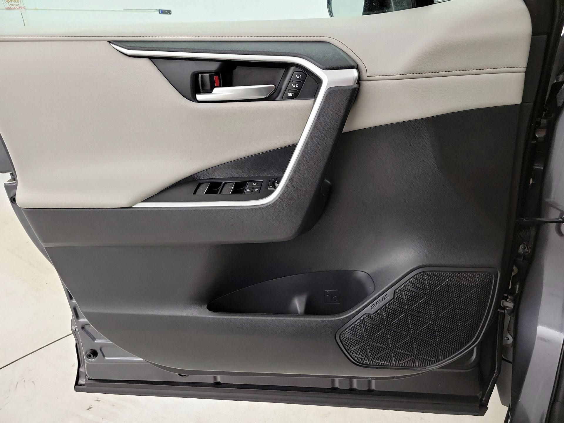 Thumbnail: 2019 Toyota RAV4 - 12