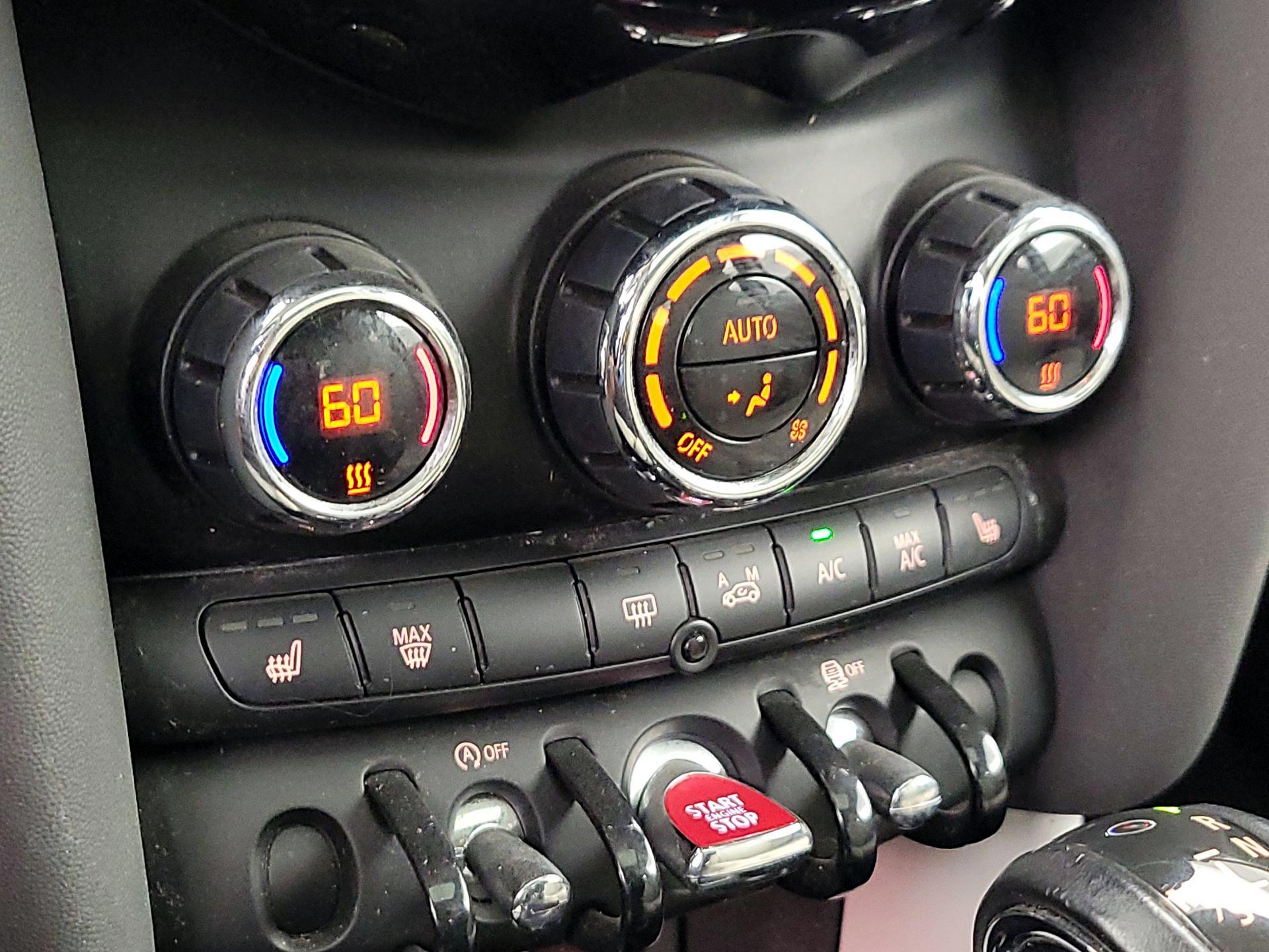 Thumbnail: 2015 MINI Cooper Hardtop - 15