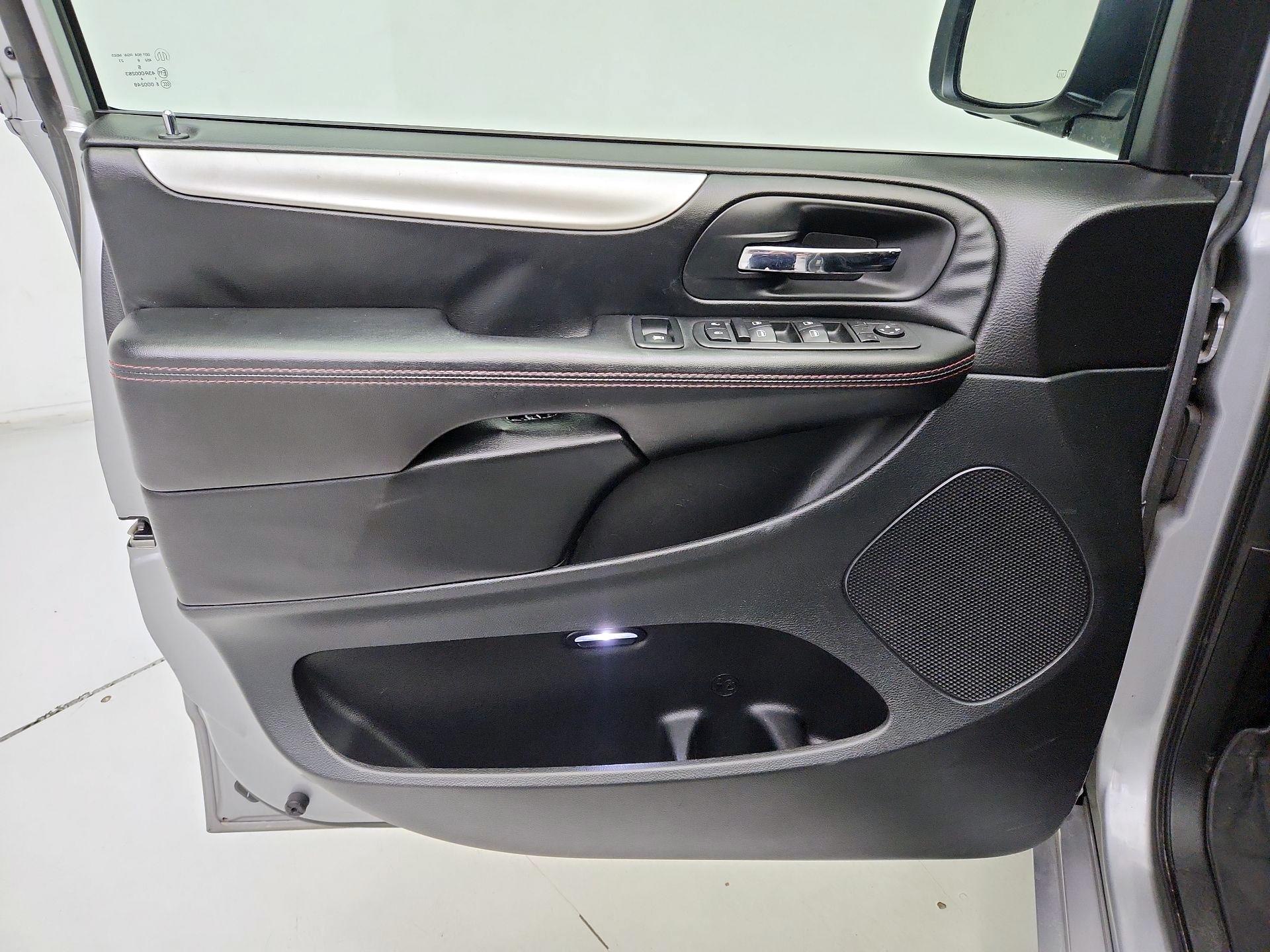 Thumbnail: 2018 Dodge Grand Caravan - 12
