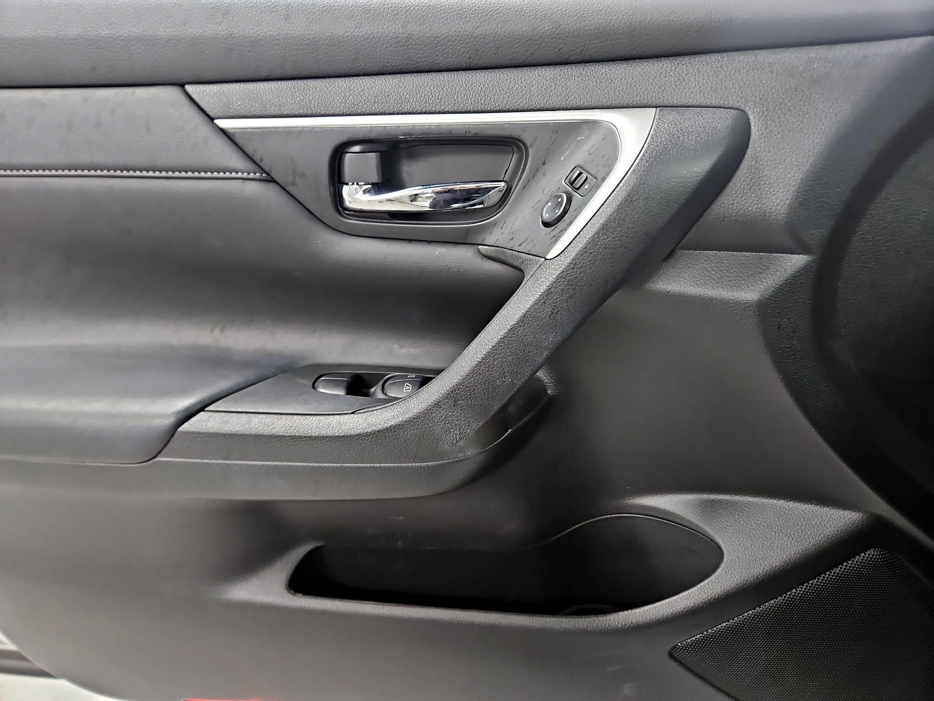 Thumbnail: 2016 Nissan Altima - 12