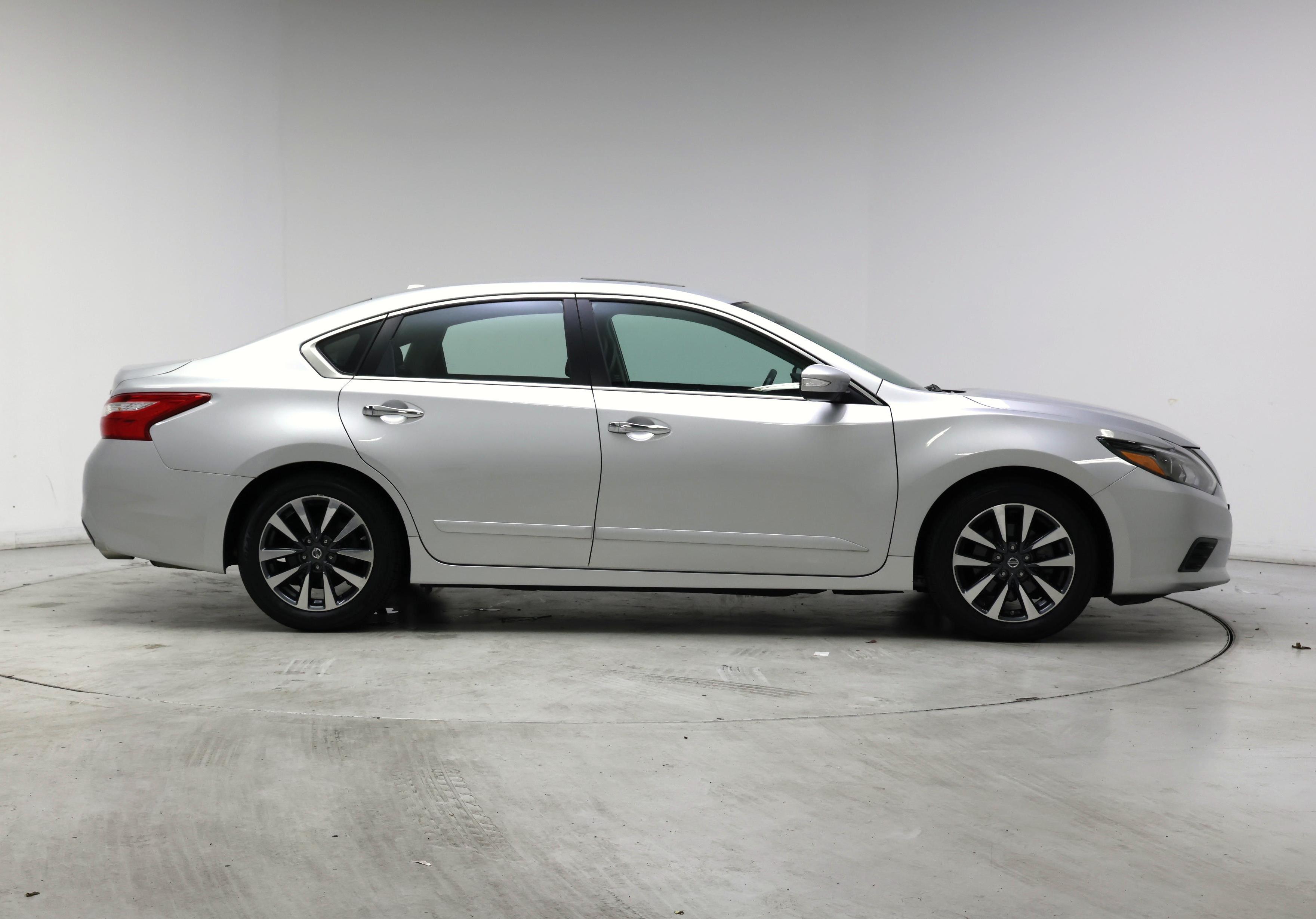 Thumbnail: 2016 Nissan Altima - 7
