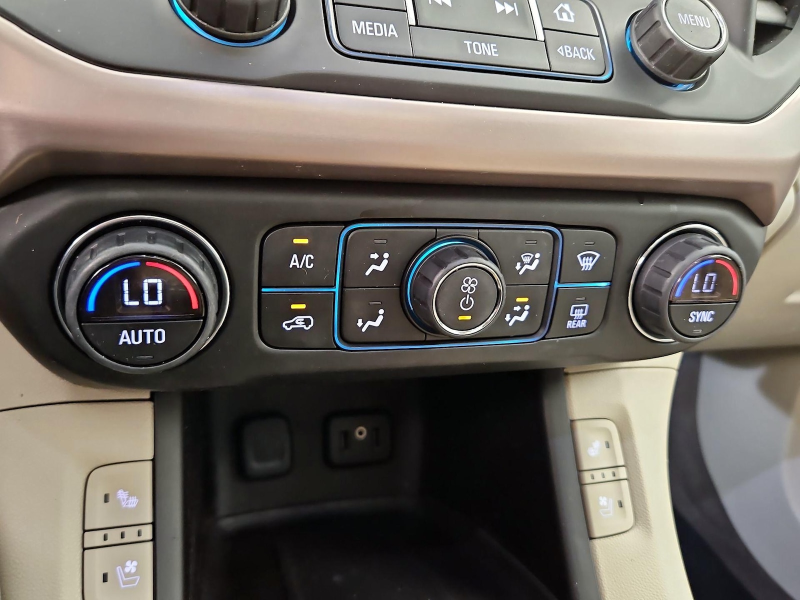 2017 GMC Acadia Denali - Photo 18