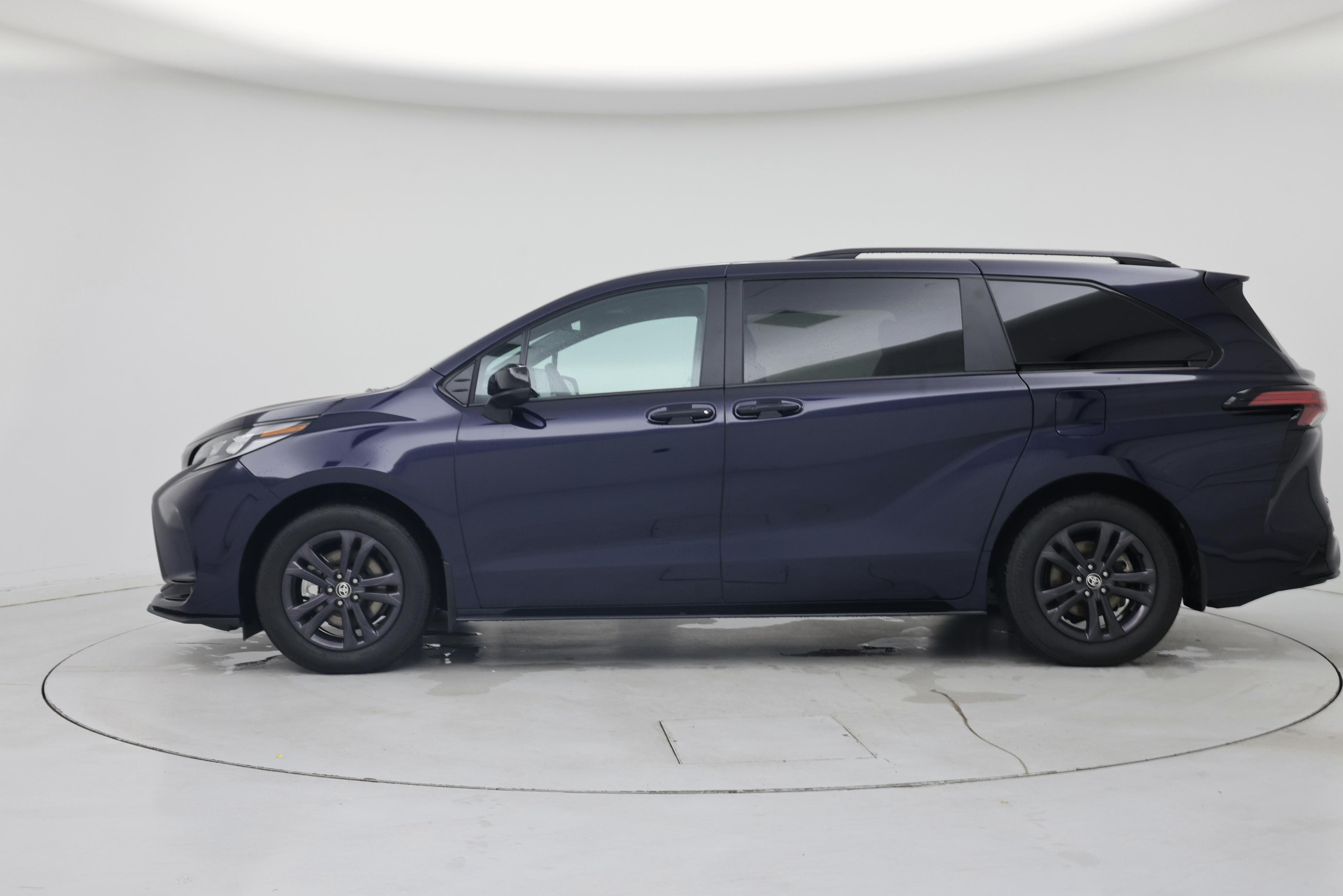 Thumbnail: 2026 Toyota Sienna - 3