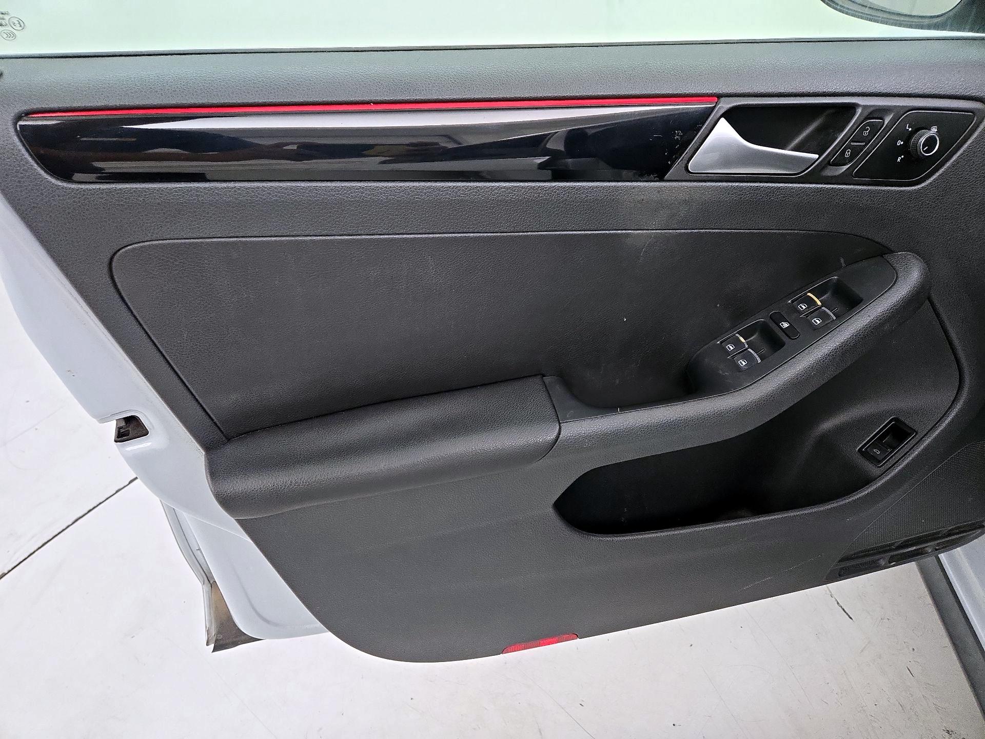 Thumbnail: 2017 Volkswagen Jetta - 12