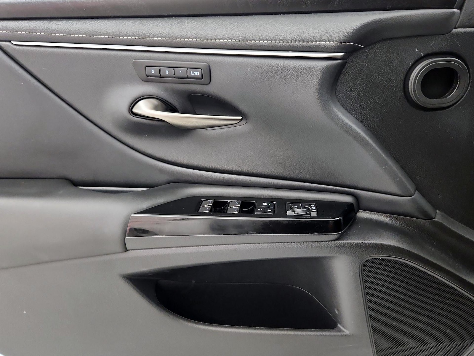 2025 Lexus ES Hybrid 300h - Photo 13