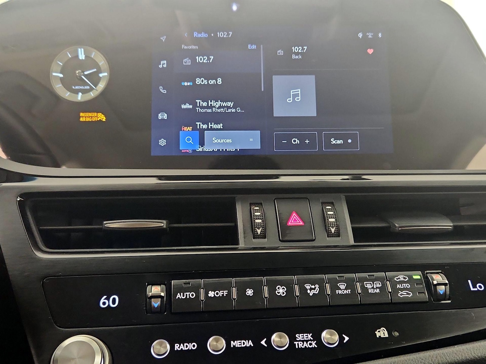 2025 Lexus ES Hybrid 300h - Photo 16