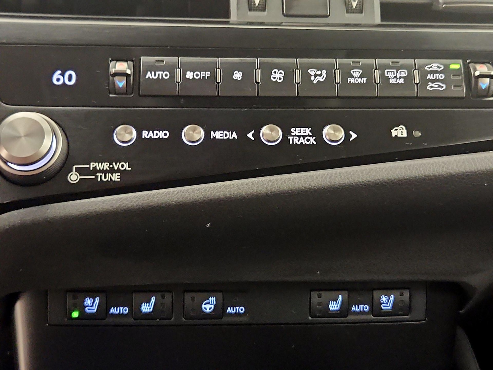 2025 Lexus ES Hybrid 300h - Photo 17