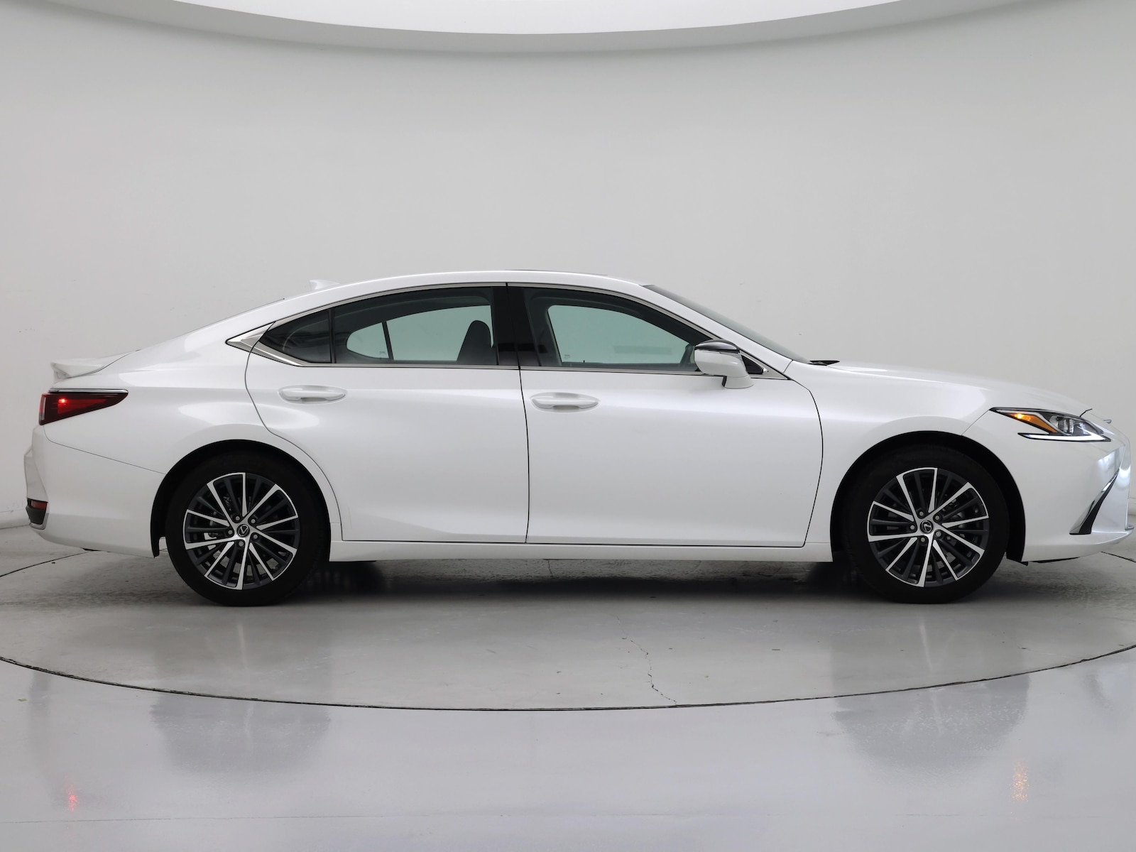 2025 Lexus ES Hybrid 300h - Photo 8