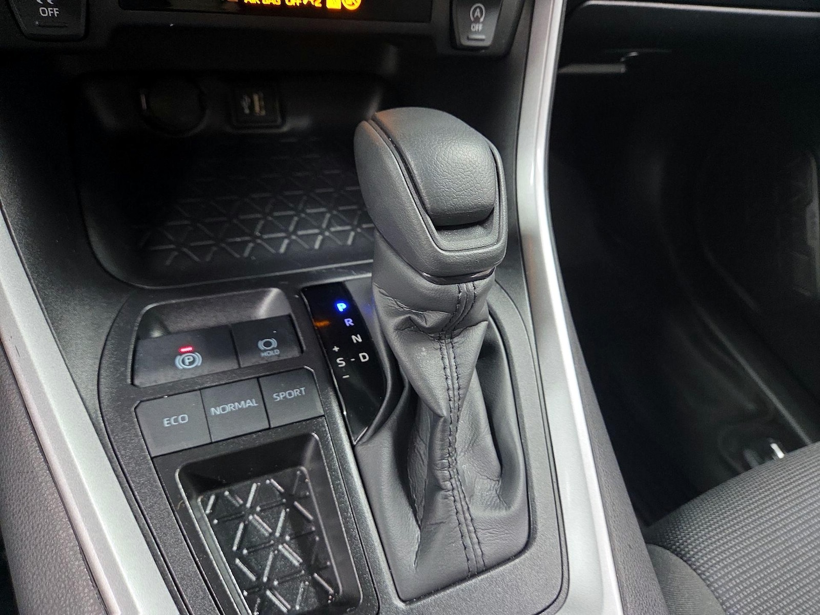 2025 Toyota RAV4 LE - Photo 16