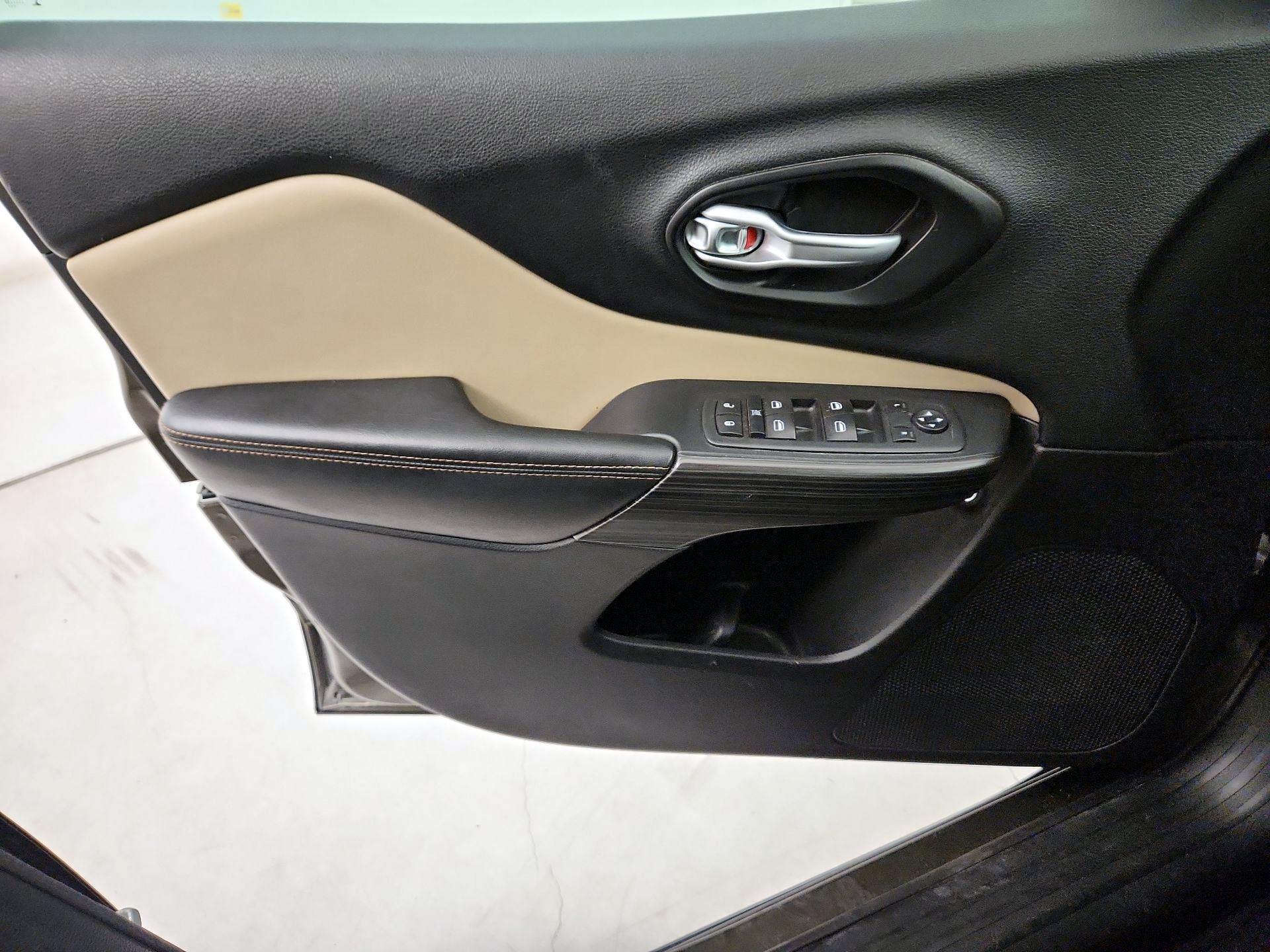 Thumbnail: 2015 Jeep Cherokee - 12