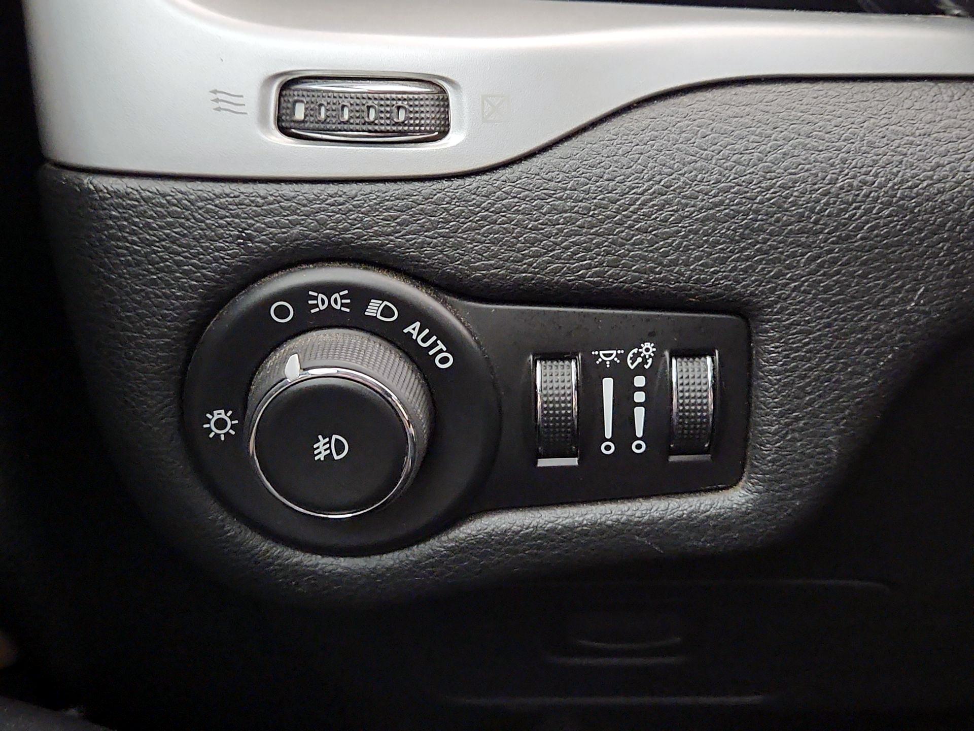Thumbnail: 2015 Jeep Cherokee - 13