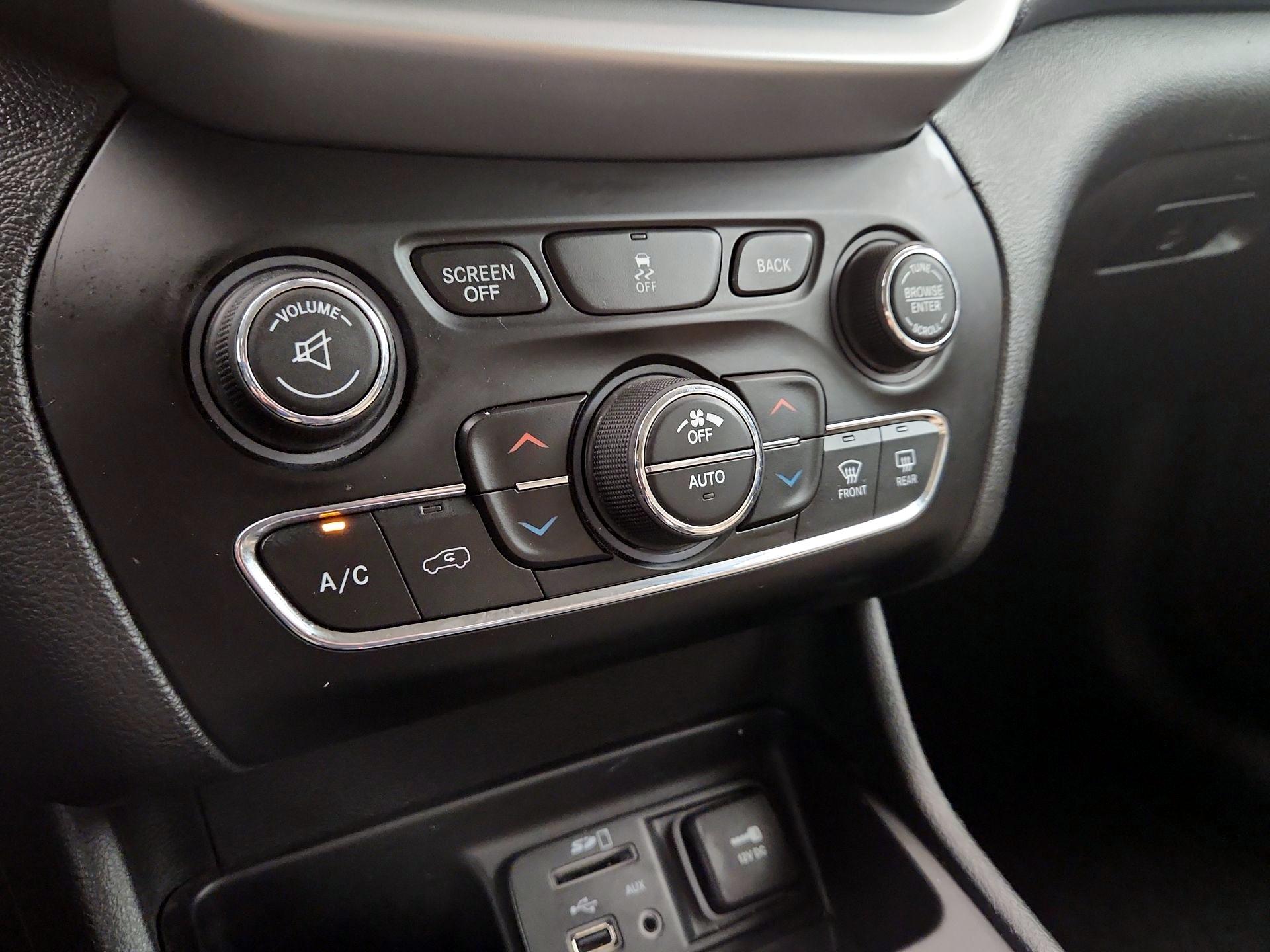 Thumbnail: 2015 Jeep Cherokee - 17
