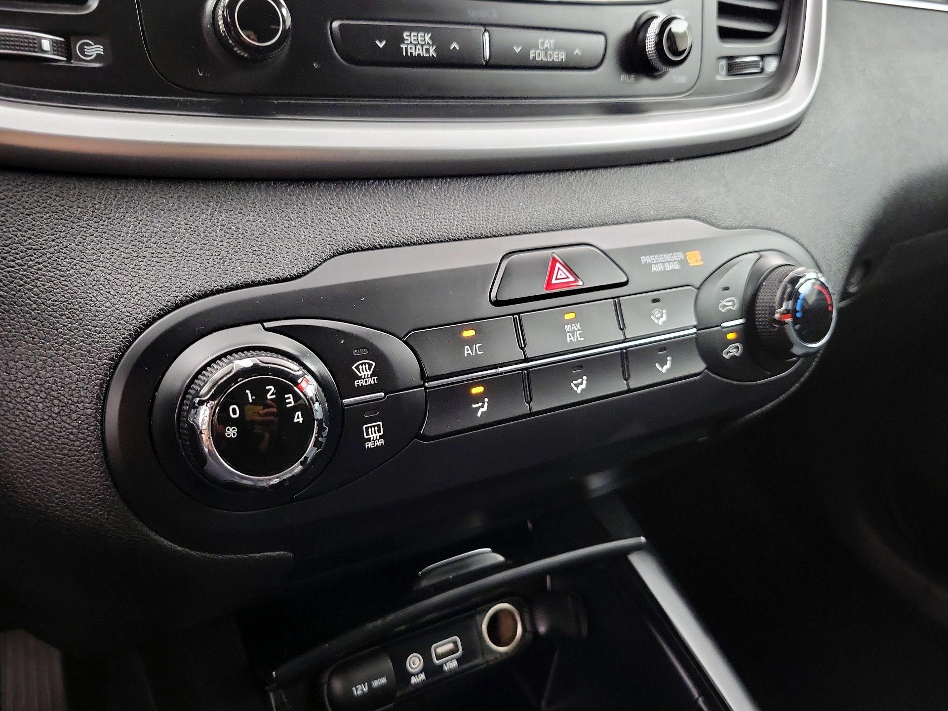 Thumbnail: 2016 Kia Sorento - 16