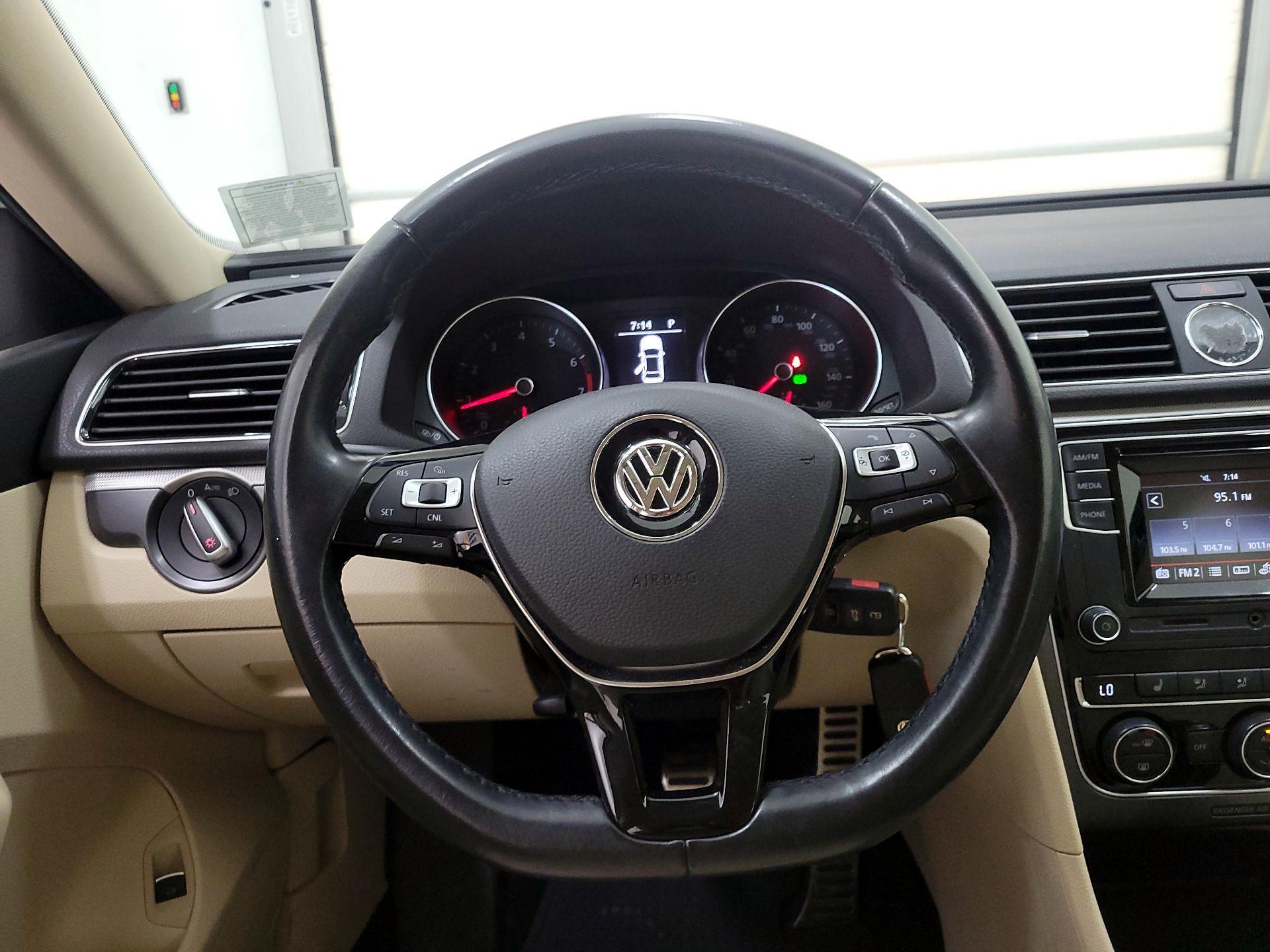 Thumbnail: 2016 Volkswagen Passat - 10