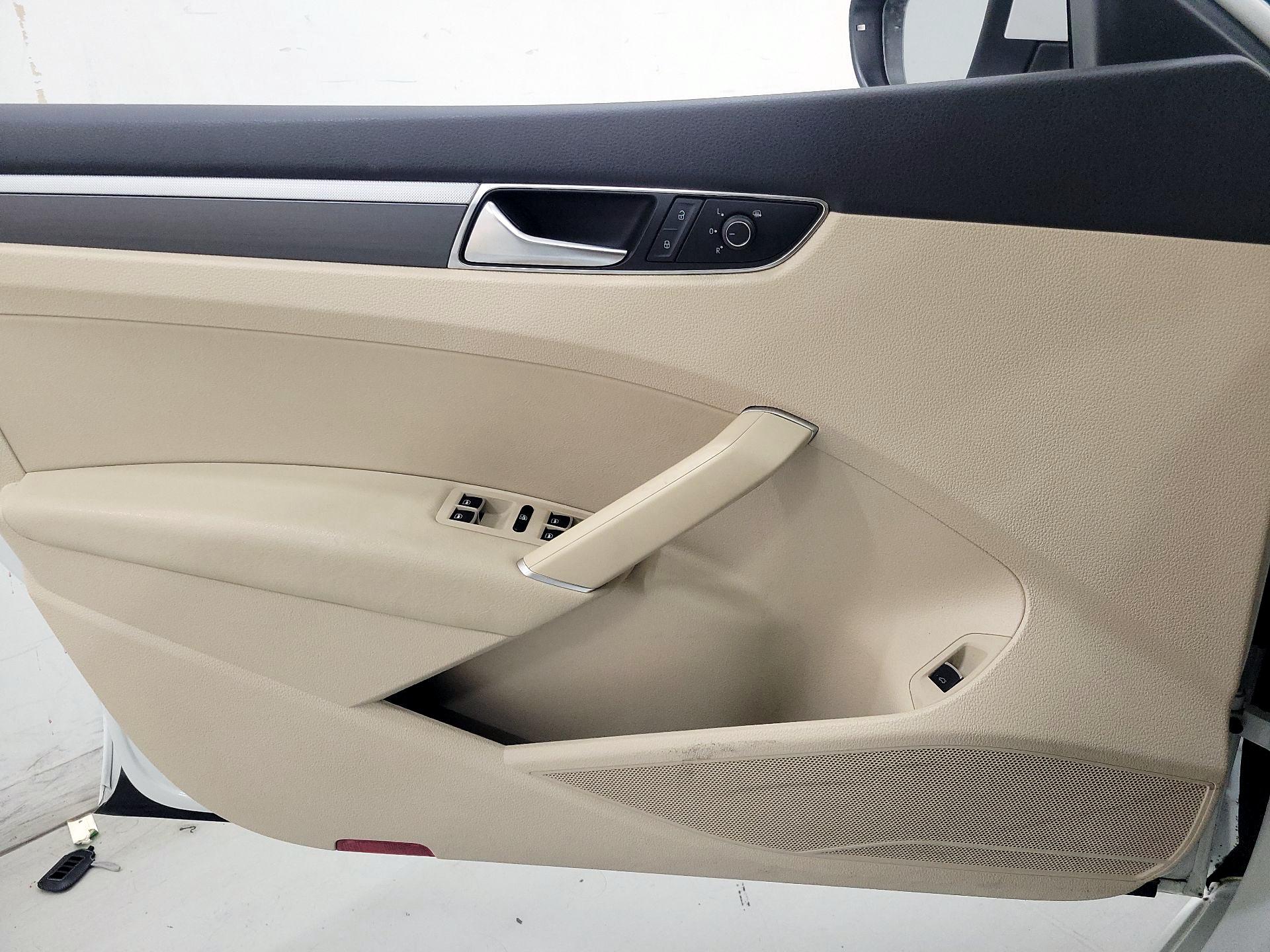 Thumbnail: 2016 Volkswagen Passat - 12