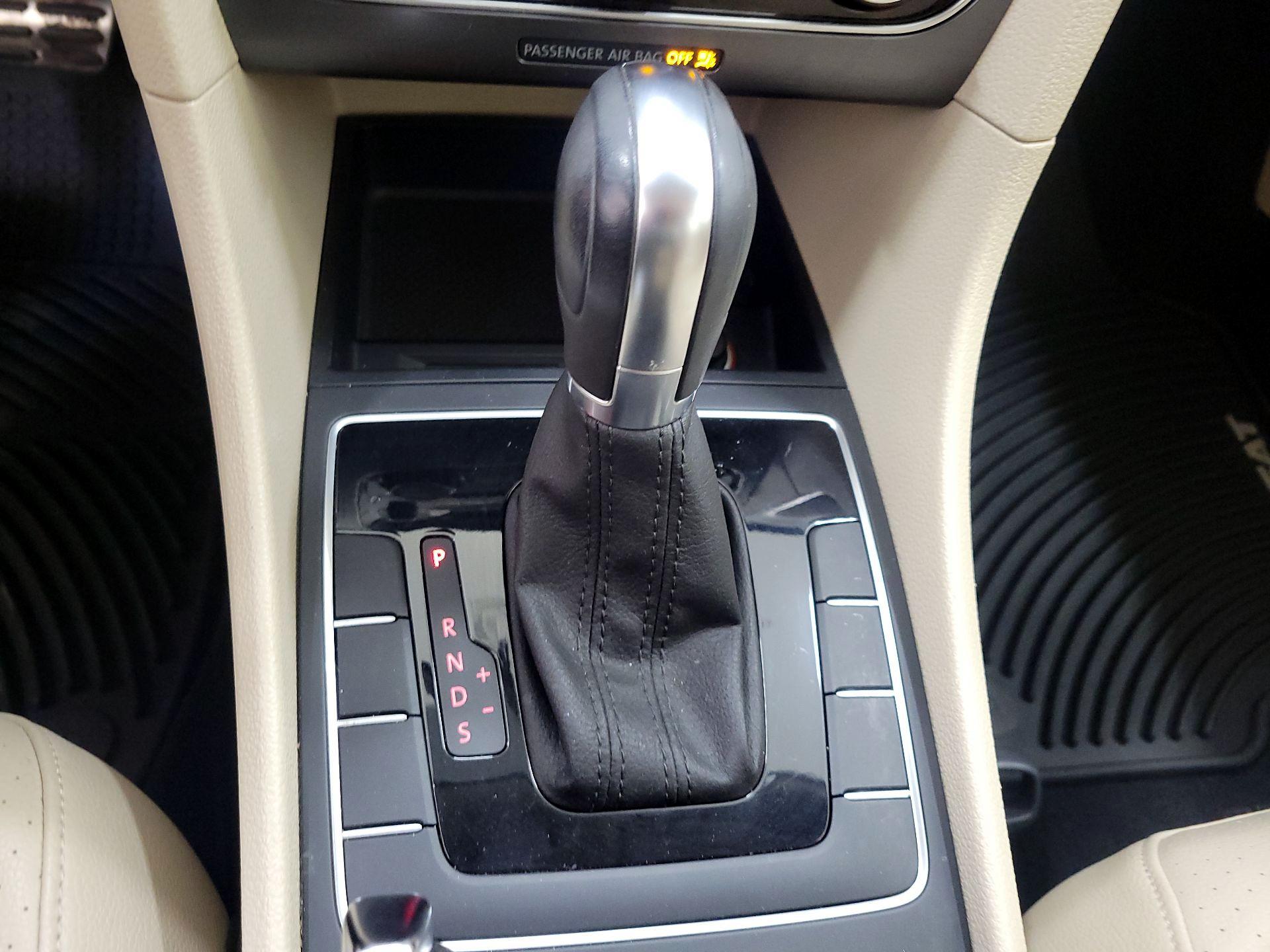 Thumbnail: 2016 Volkswagen Passat - 17