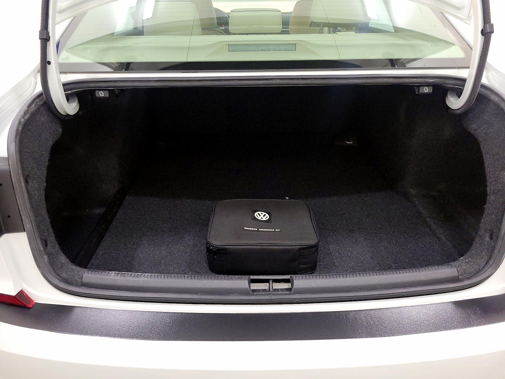 Thumbnail: 2016 Volkswagen Passat - 20