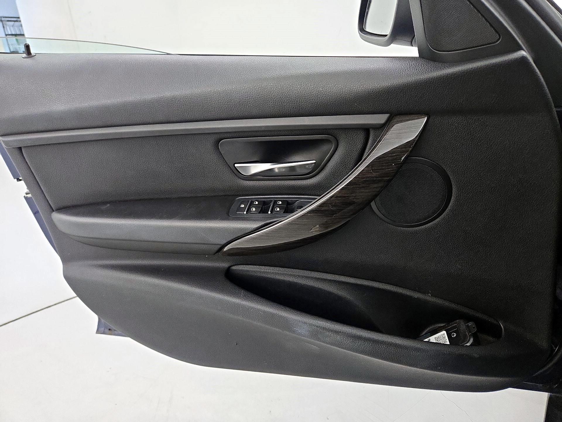 Thumbnail: 2016 BMW 3 Series - 12