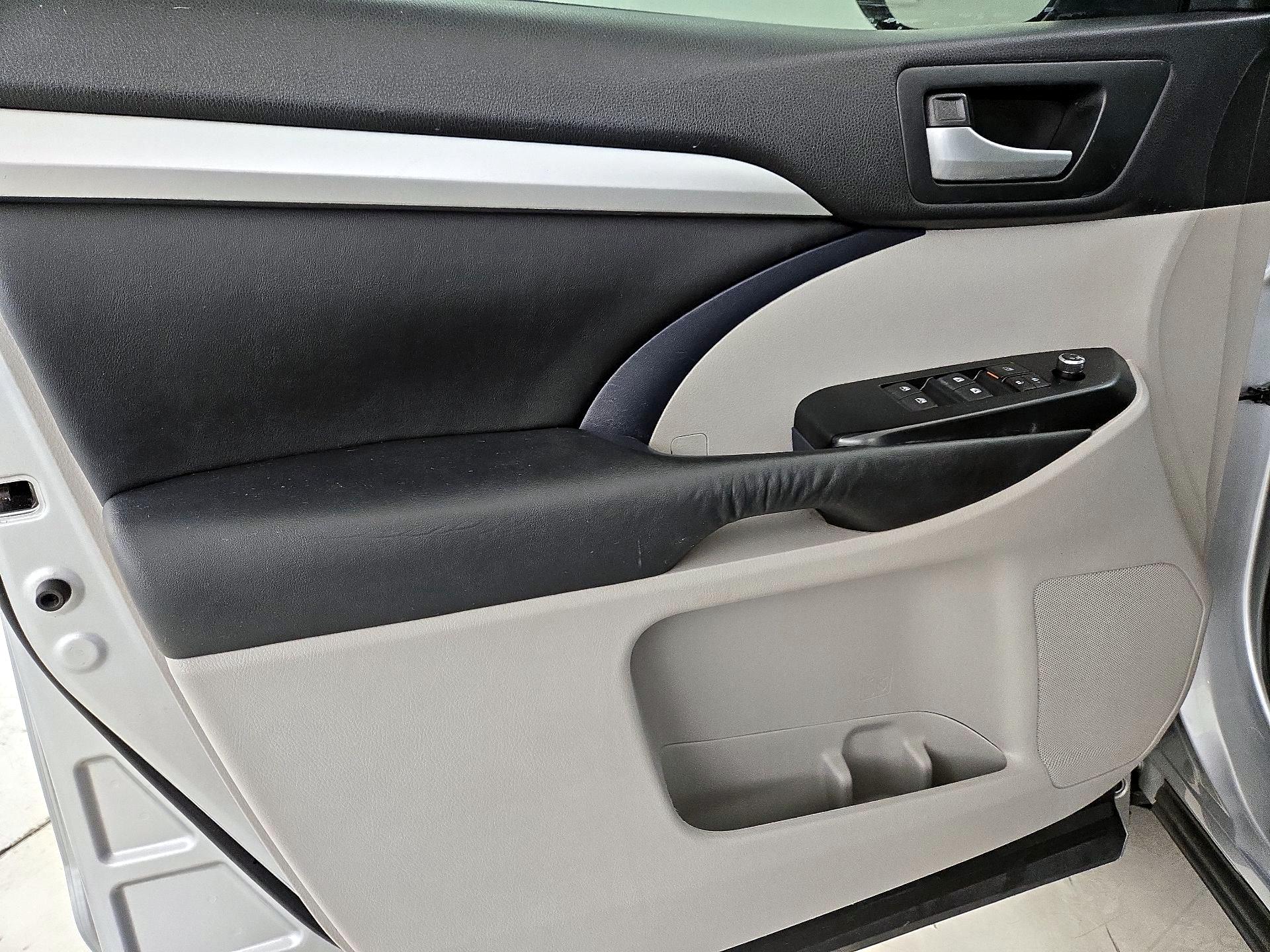 Thumbnail: 2016 Toyota Highlander - 12