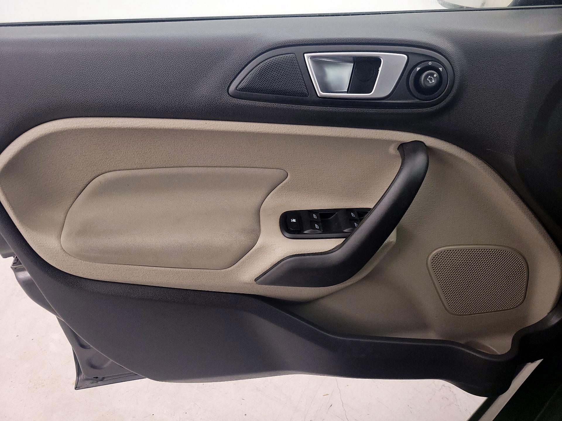 Thumbnail: 2016 Ford Fiesta - 12