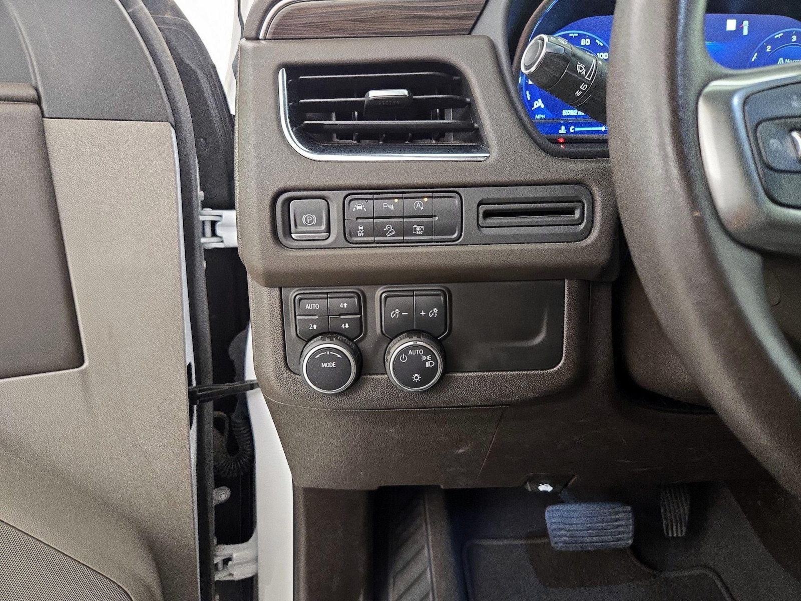 2023 Chevrolet Suburban Z71 - Photo 14