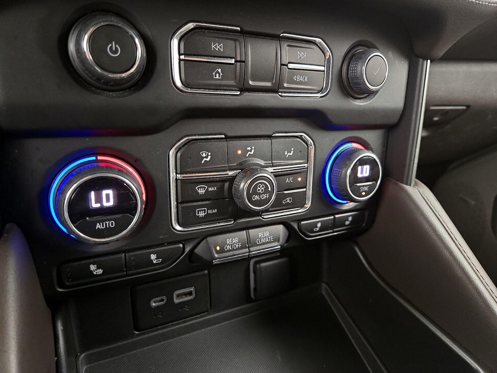 2023 Chevrolet Suburban Z71 - Photo 17