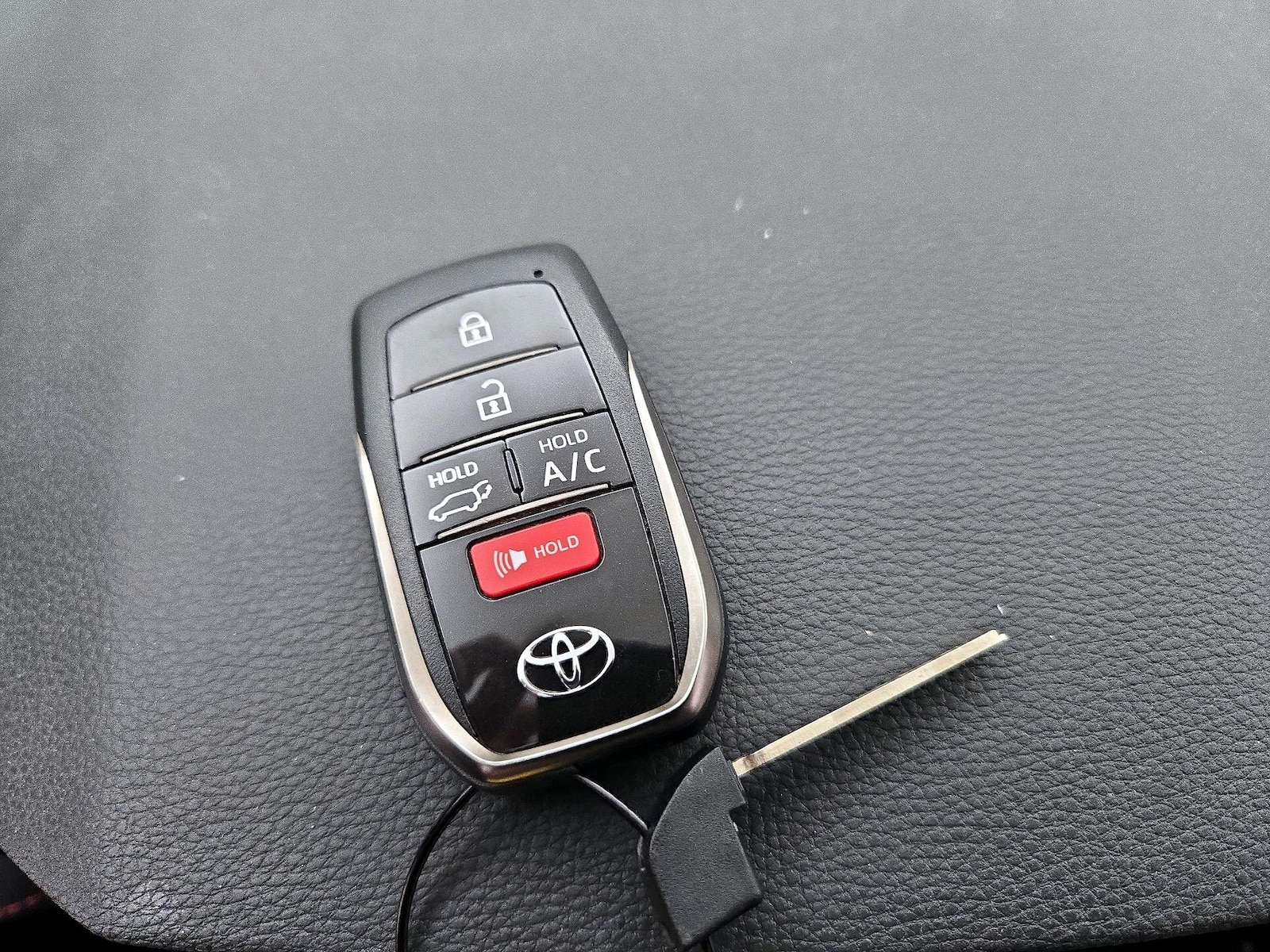 2022 Toyota RAV4 SE - Photo 20