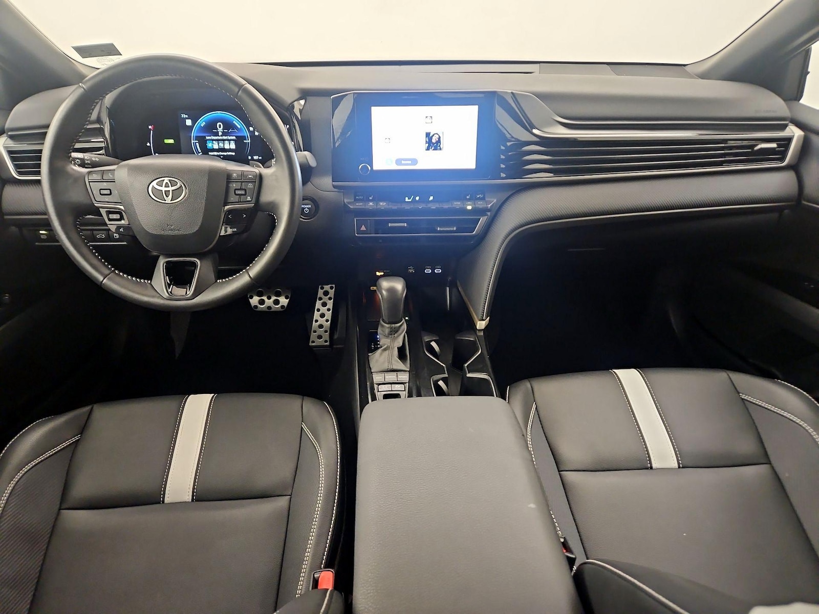 2025 Toyota Camry SE - Photo 10