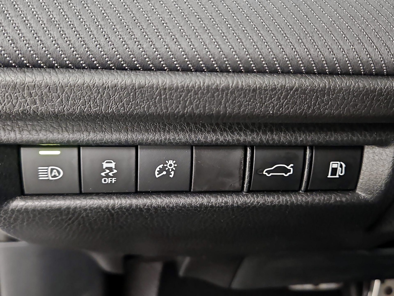 2025 Toyota Camry SE - Photo 14