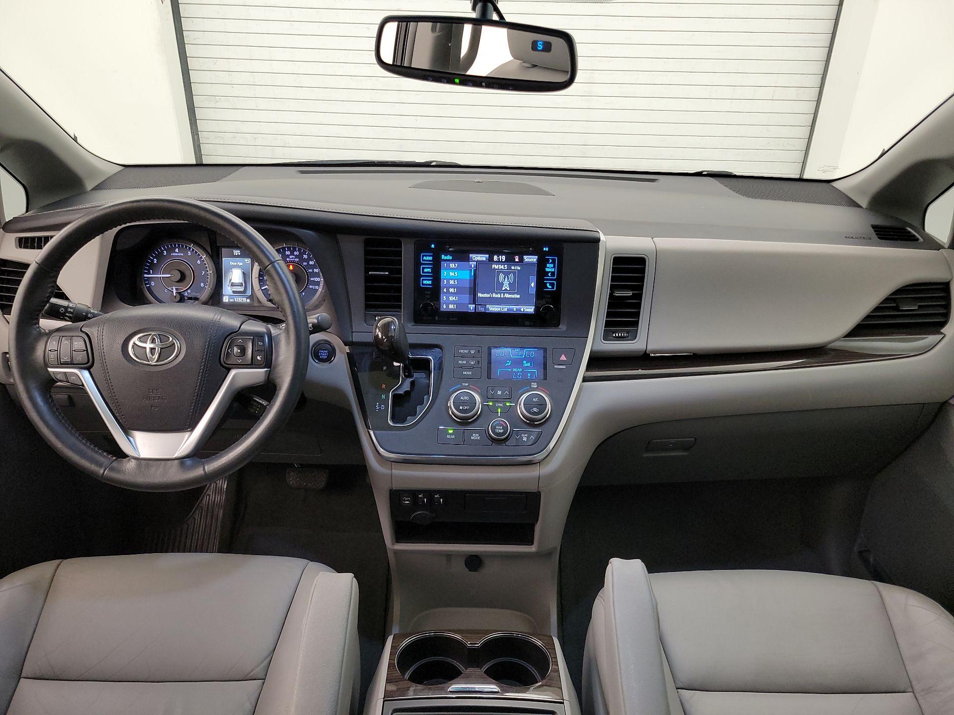 Thumbnail: 2016 Toyota Sienna - 9
