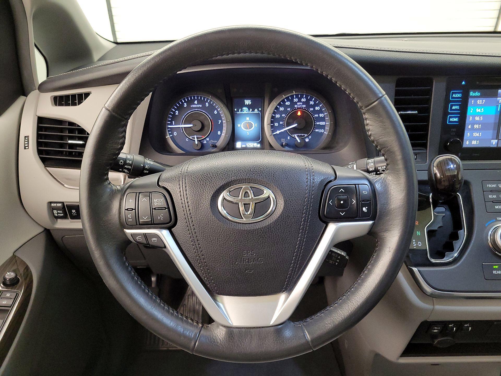 Thumbnail: 2016 Toyota Sienna - 10