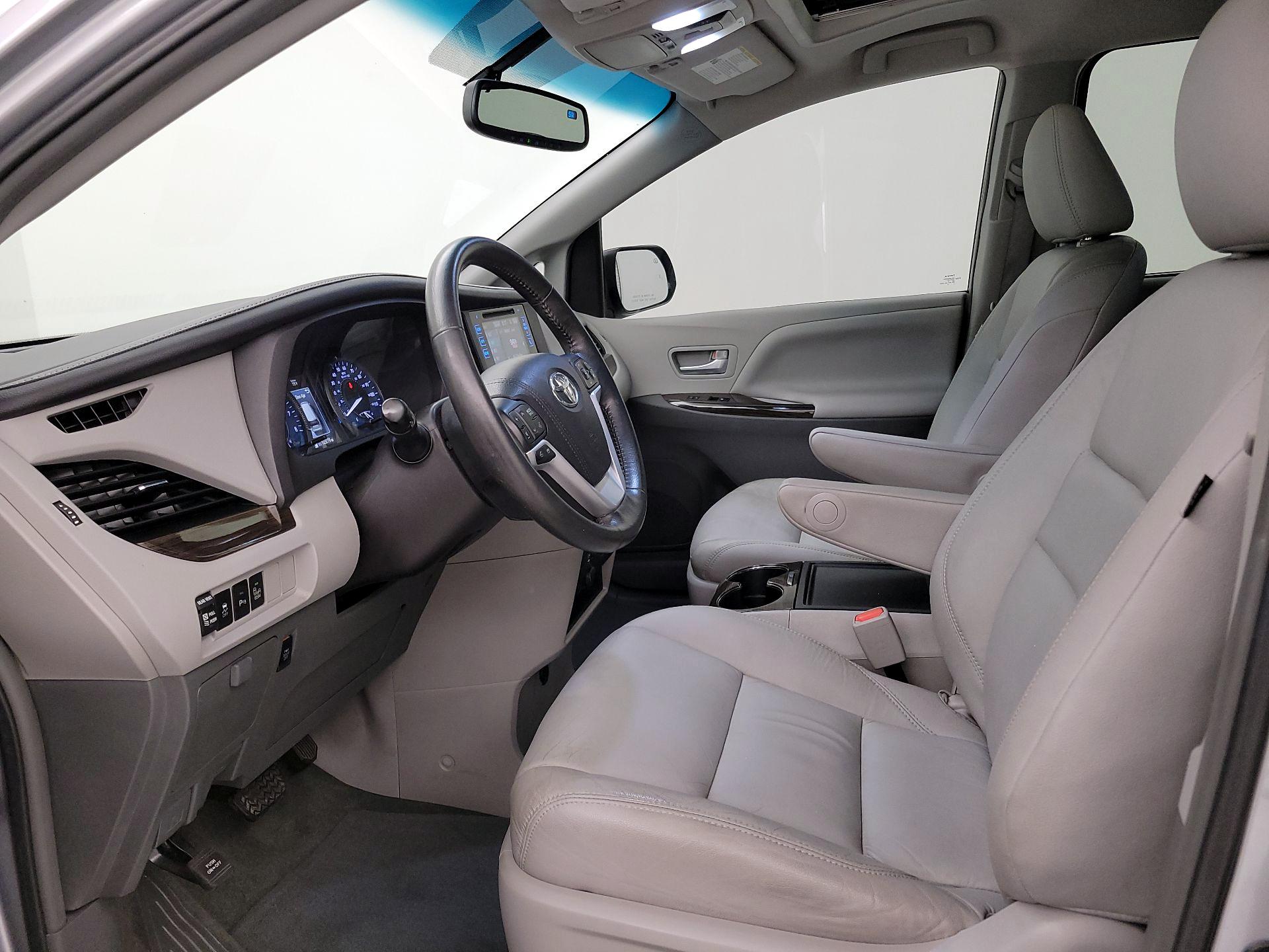 Thumbnail: 2016 Toyota Sienna - 11